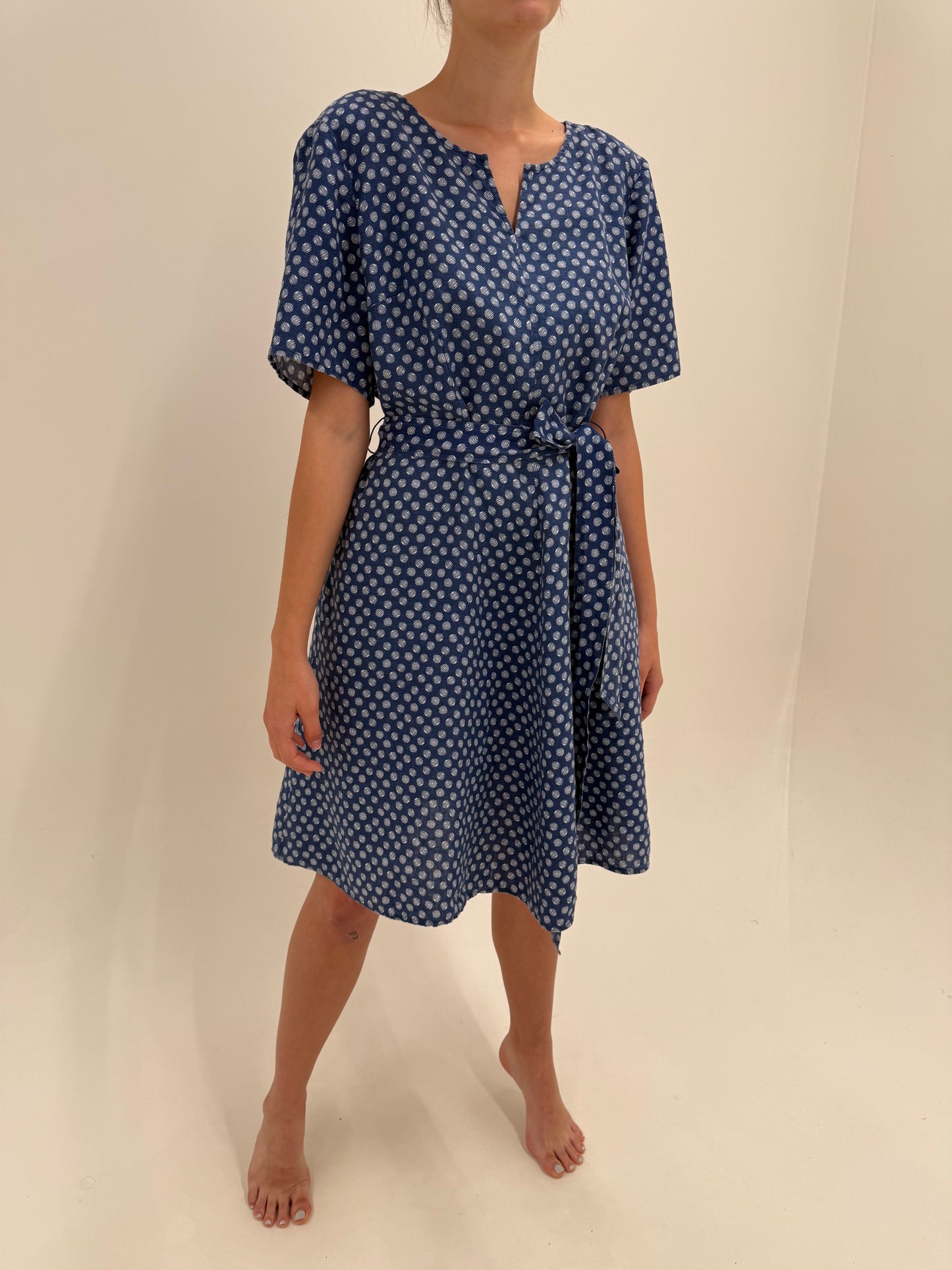 Rochie din pânză premium de in cu talie reglabilă marcată în nuanțe de albastru