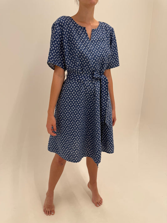 Rochie din pânză premium de in cu talie reglabilă marcată în nuanțe de albastru