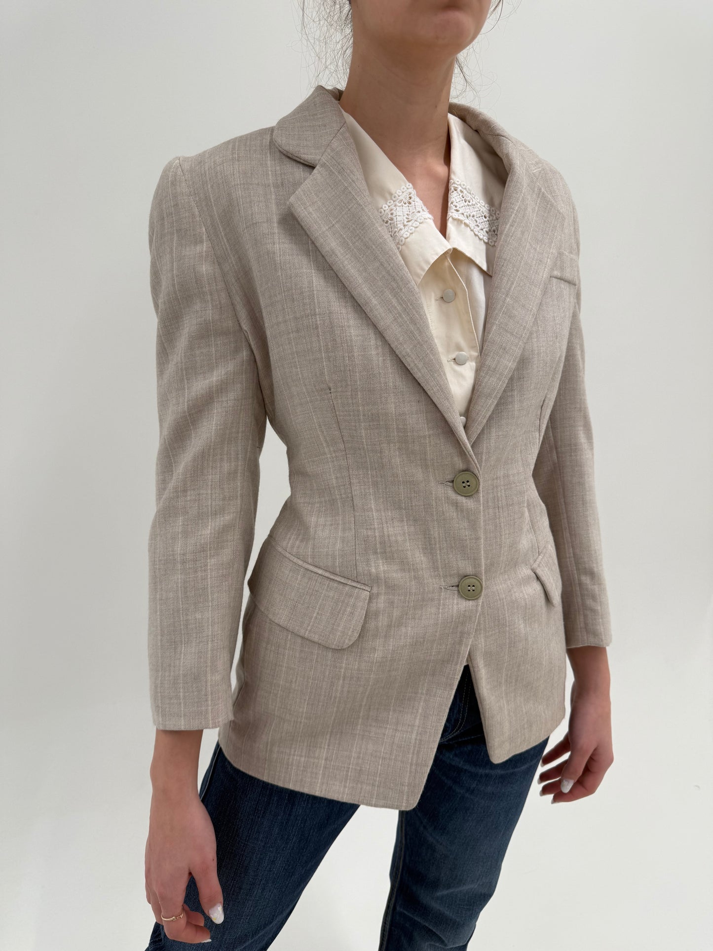 Sacou nude cambrat petite cu umeri accentuați din lana lightweight