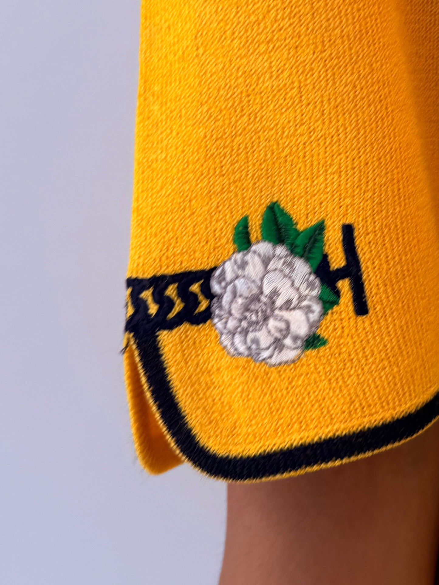 Top vintage italian din bumbac dens excepțional cu broderie și nasturi bijuterie
