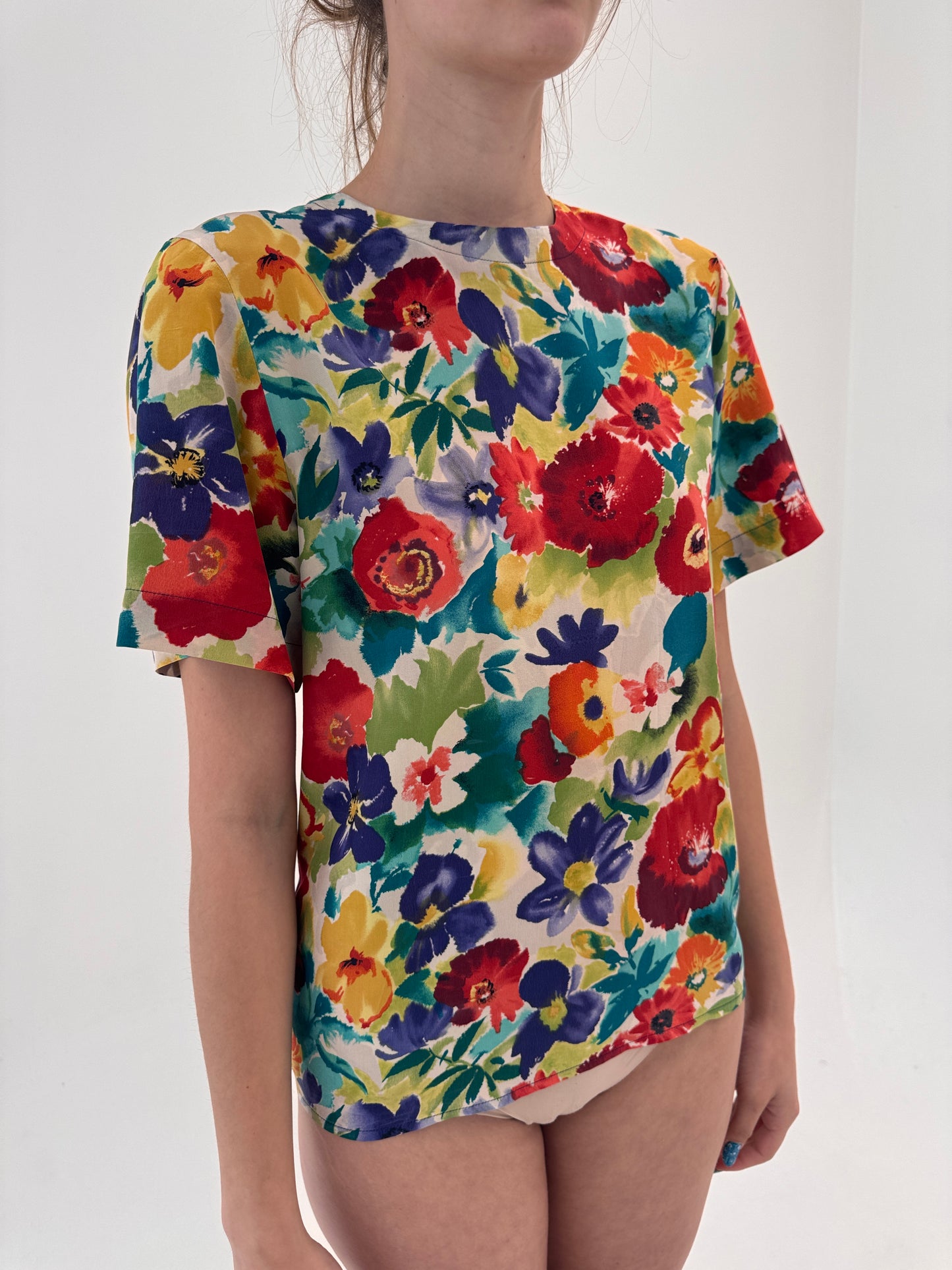 Top din mătase naturală în croi minimalist lejer cu print floral superb