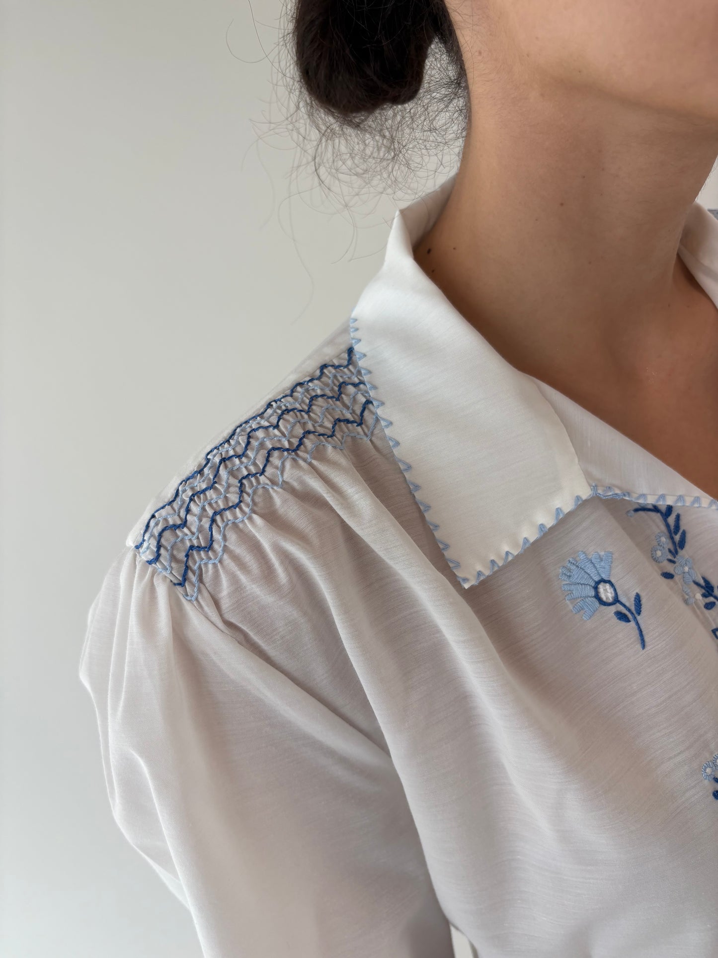 Cămașa vintage bijterie din bumbac cu broderie manuală excepțională