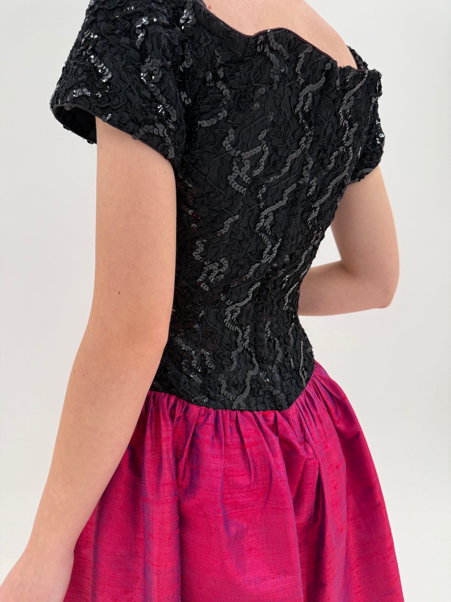 Rochie vintage cu corsaj din mătase naturală și aplicații în stil anii 50