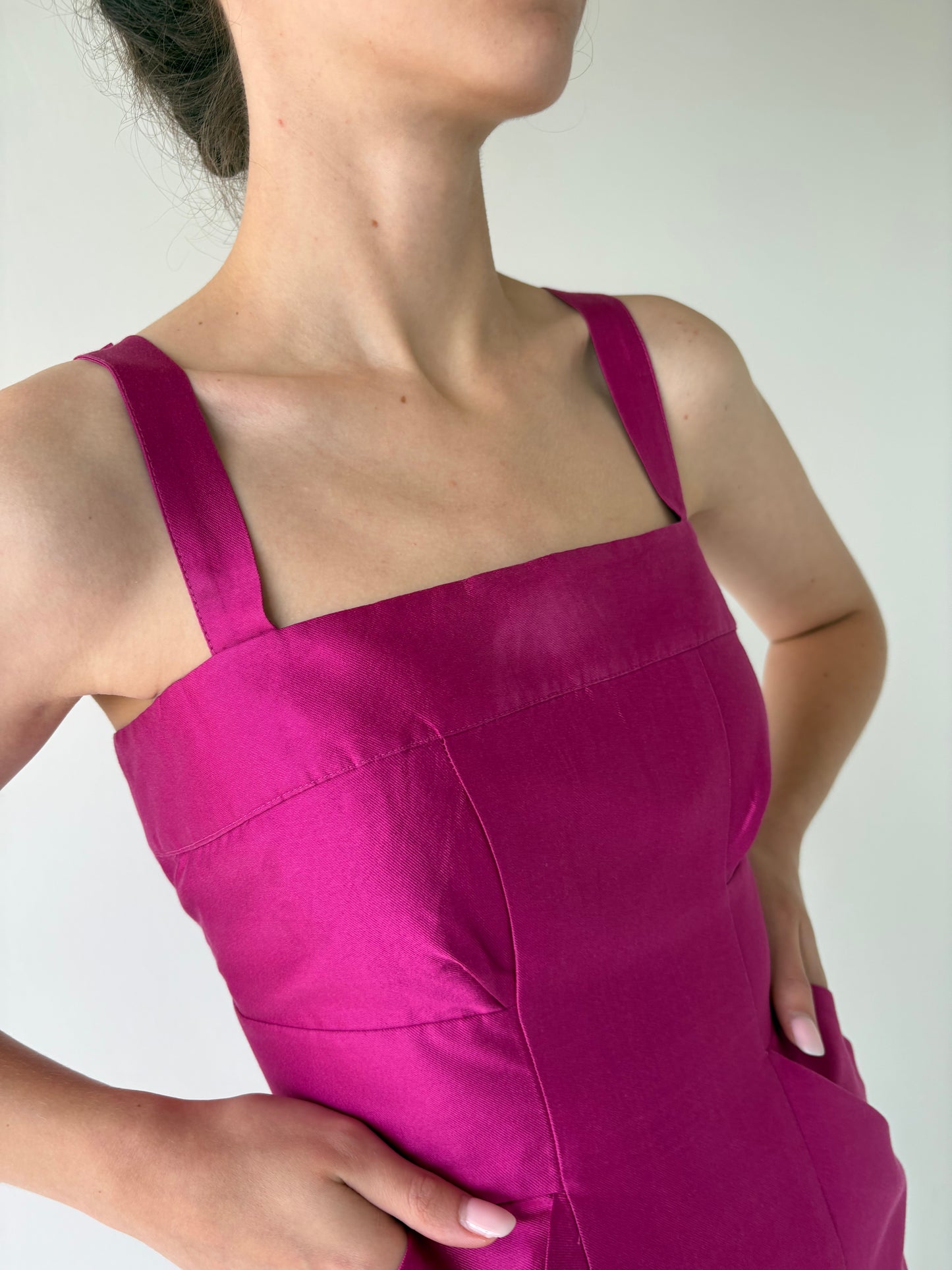 Rochie fucsia din mătase naturală în croi structurat