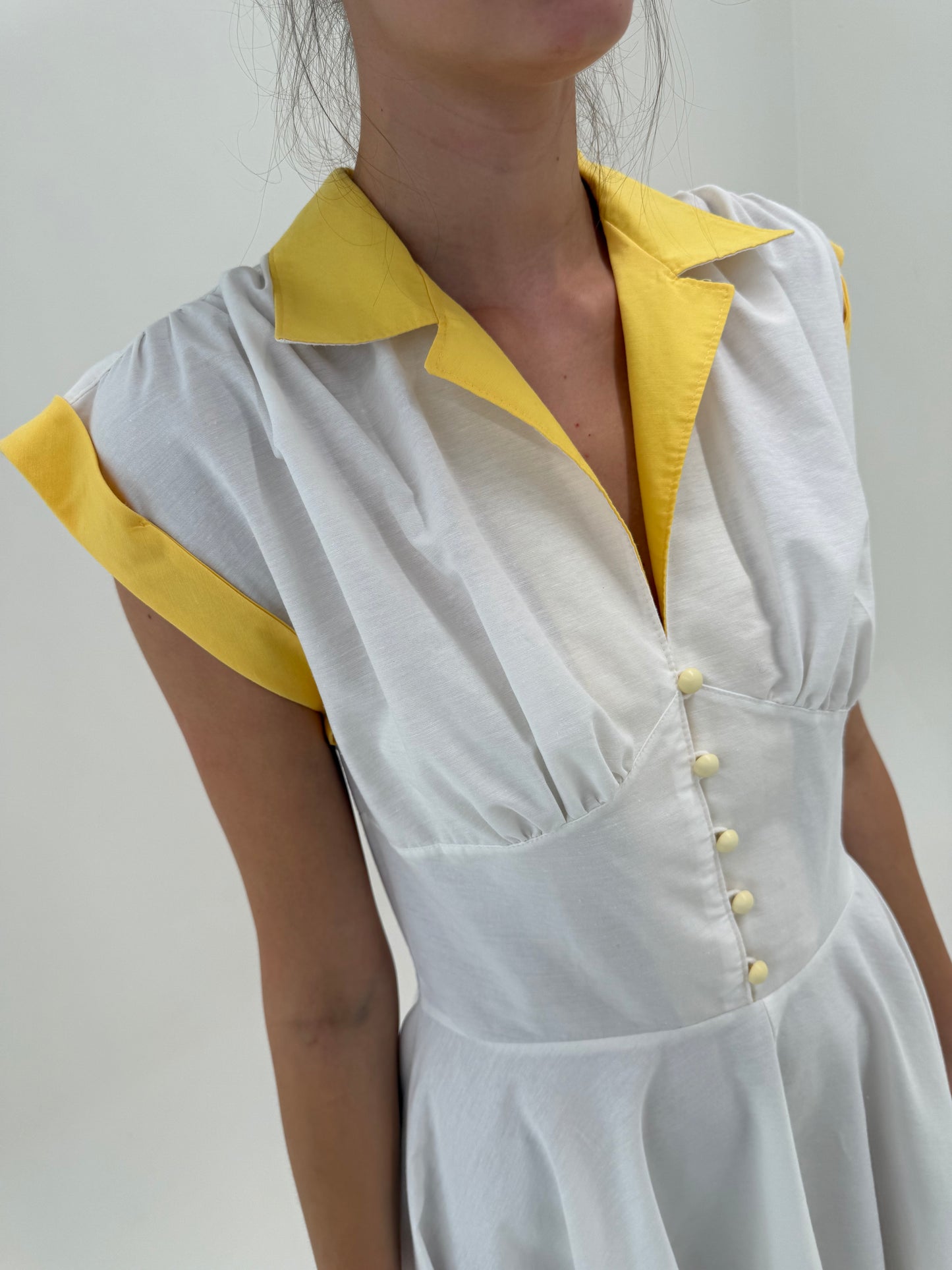 Rochie vintage excepțională cu talie ultra marcată în croi de ani 50