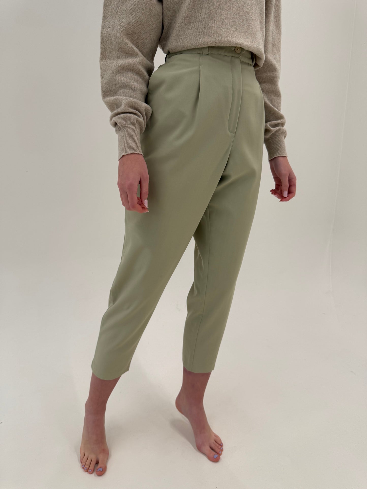 Pantaloni verde pudrat din lana extrafina cu pense și talie ultra înaltă