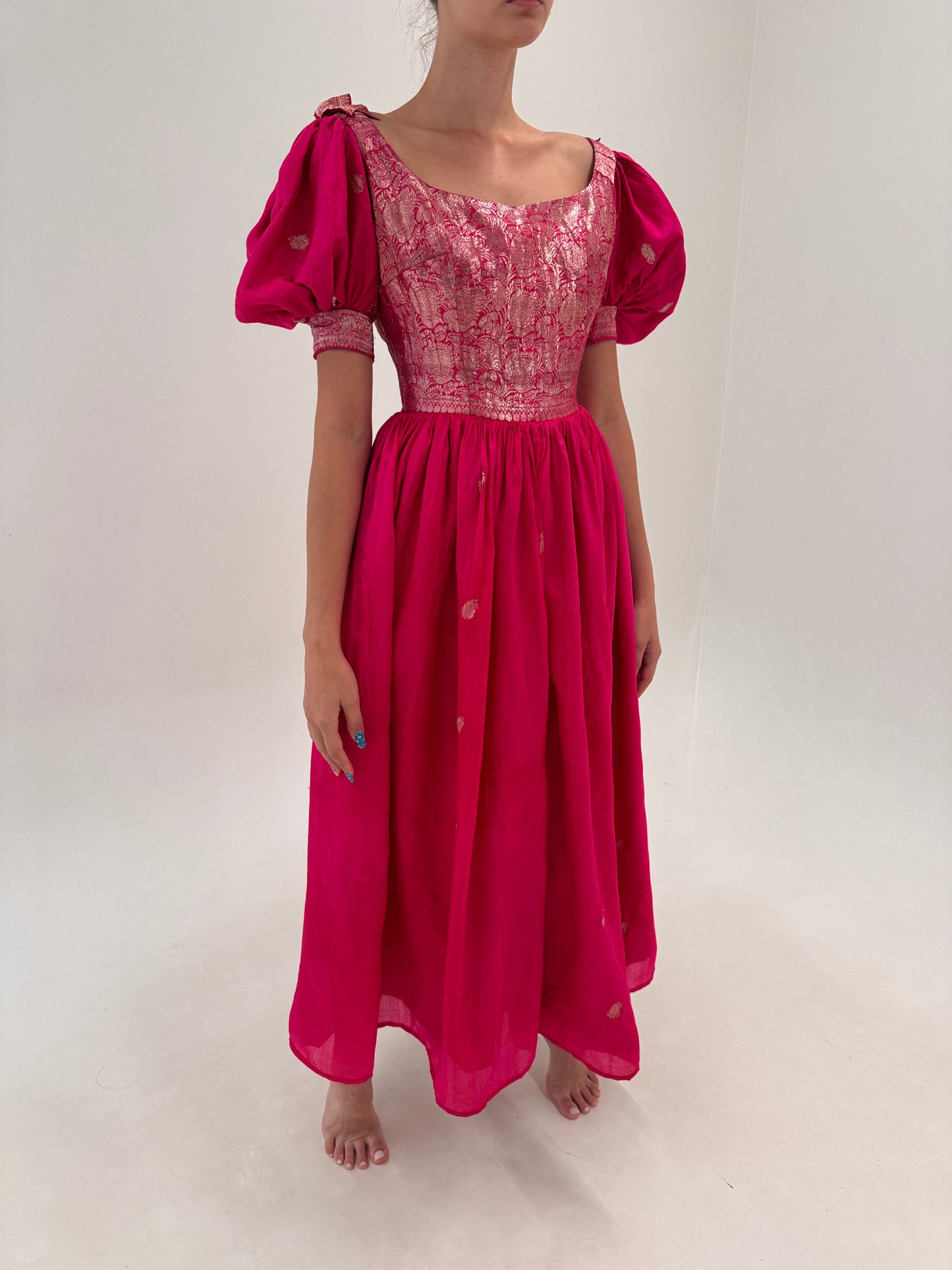 Rochie vintage din țesătură de mătase naturală cu corsaj și inserții prețioase