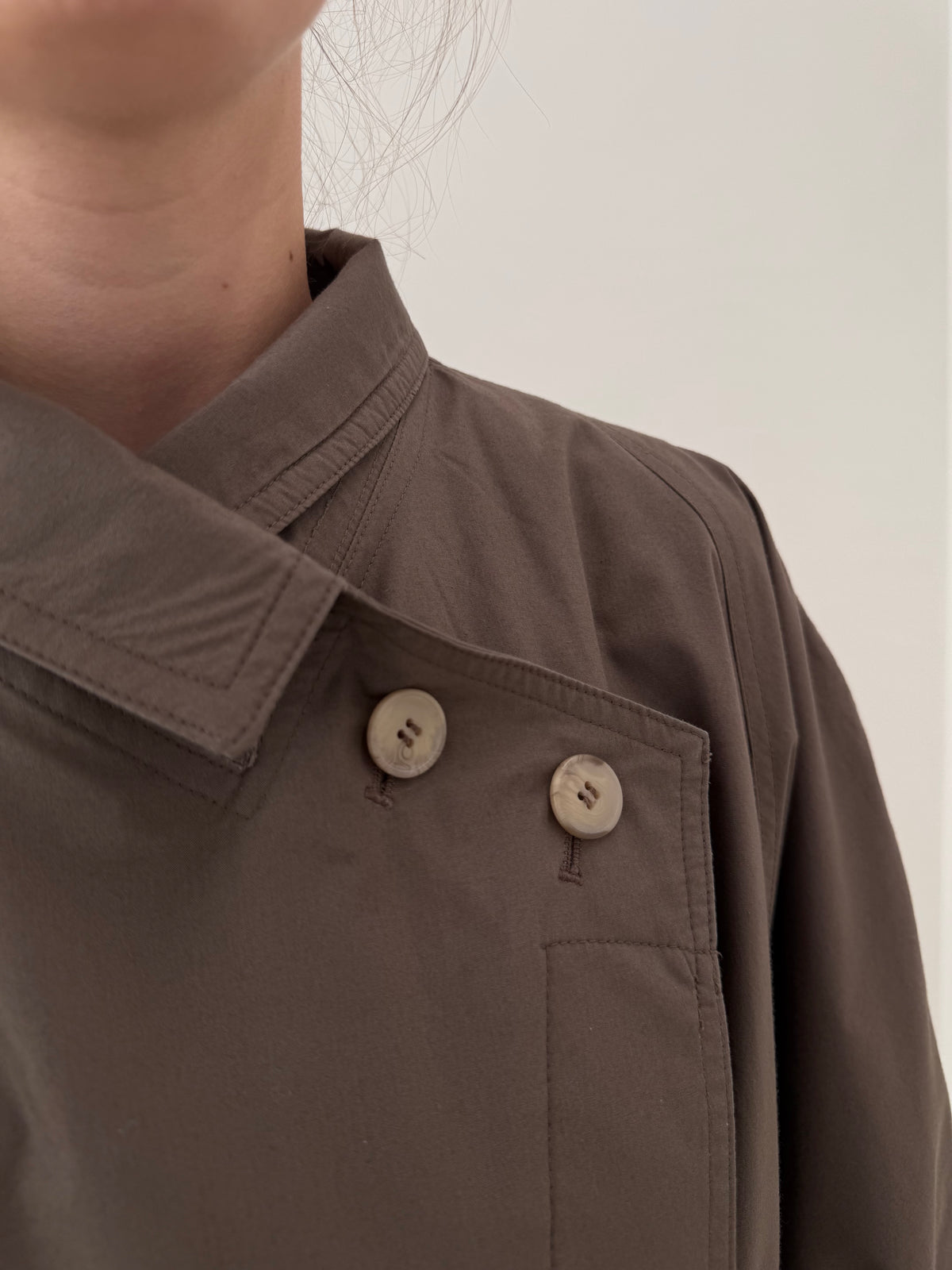 Trench petite  in croi super lung taupe din gabardină în croi retro modern