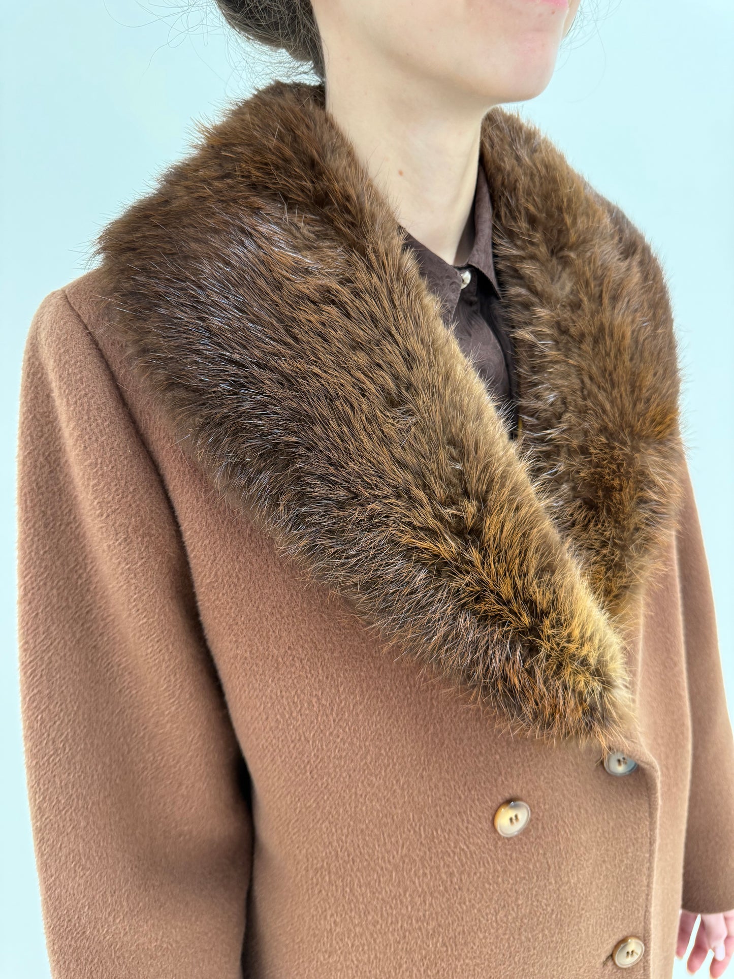 Palton in croi elegant sculptural italian de brand luxury cu blană naturală