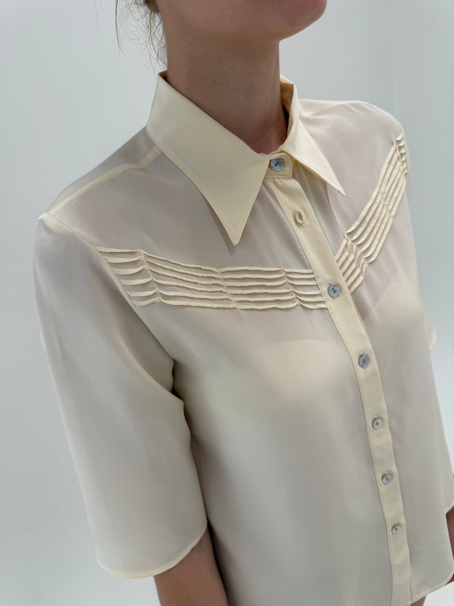 Cămașa butter white din mătase naturală cu pliseuri decorative