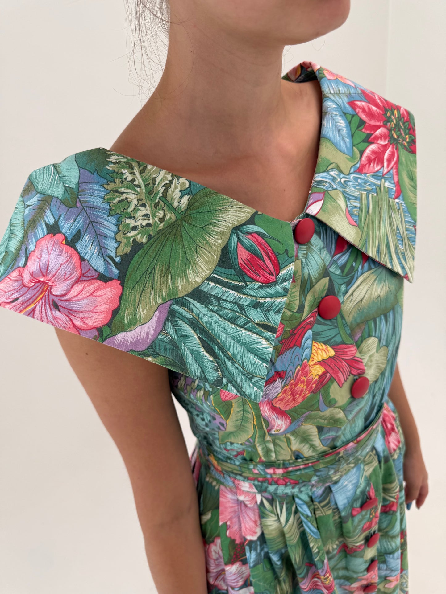Rochie vintage din pânză cu print floral superb, talie reglabilă  și guler mare