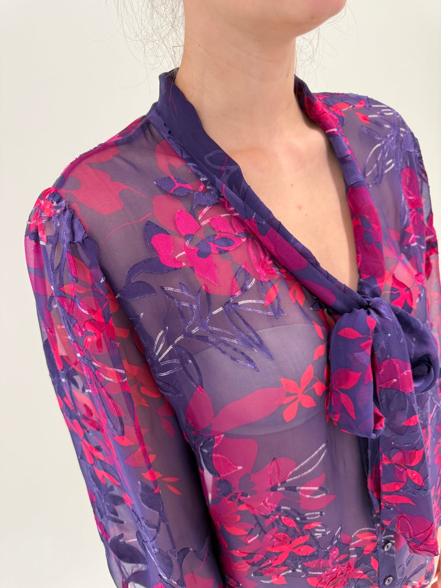 Cămașa din chiffon de mătase naturală în culori superbe cu panglică