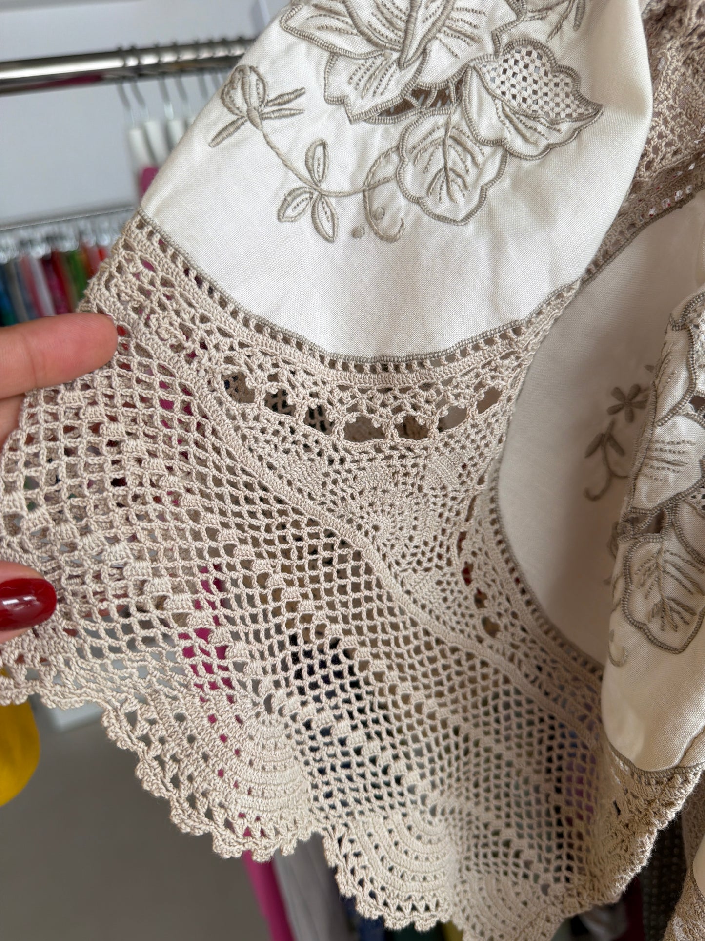 Rochie maxi integral lucrată manual cu broderie excepțională și macrame din in tot lucrat manual