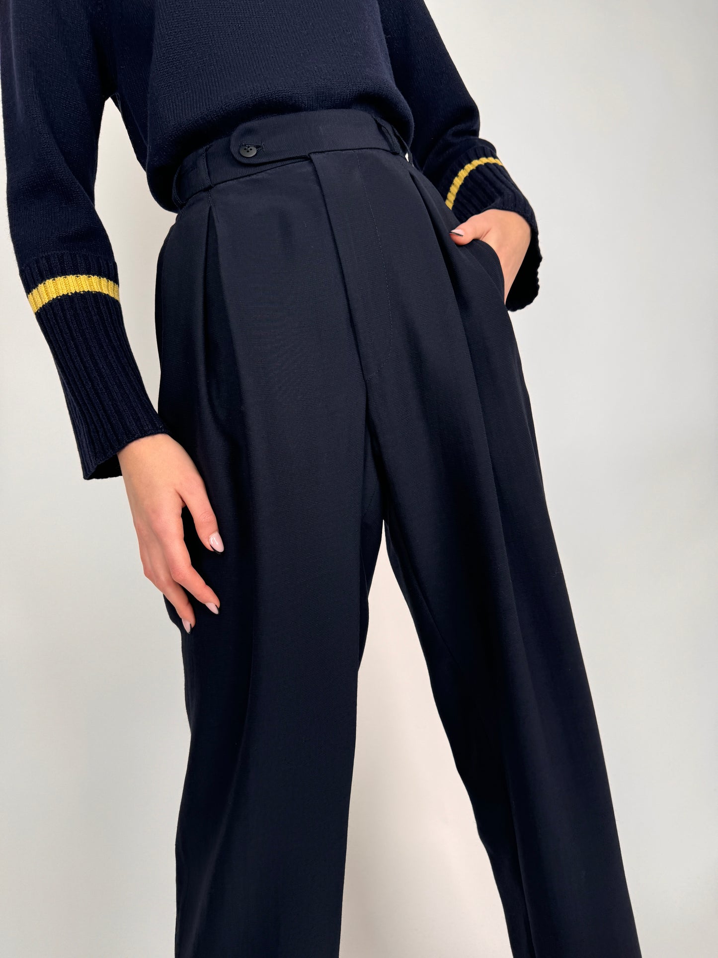 Pantaloni Navy cu pense din lana extafina tall