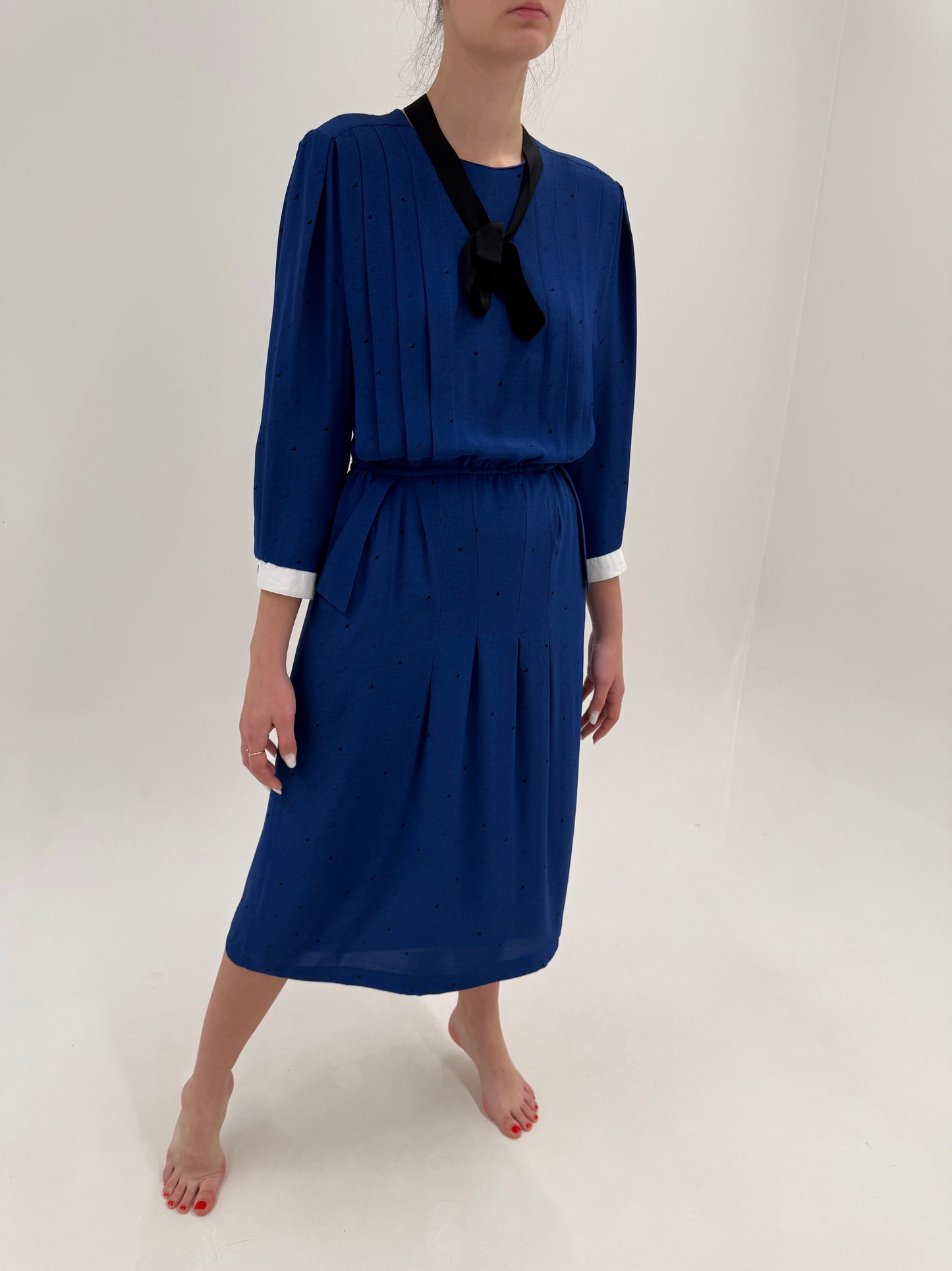 Rochie vintage albastru cerneală cu manșete contrastante și buzunare