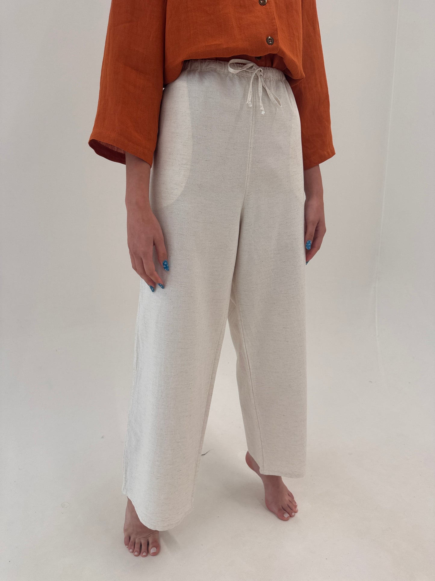 Pantaloni of white din in cu talie ultra înaltă elastică reglabilă generoasă