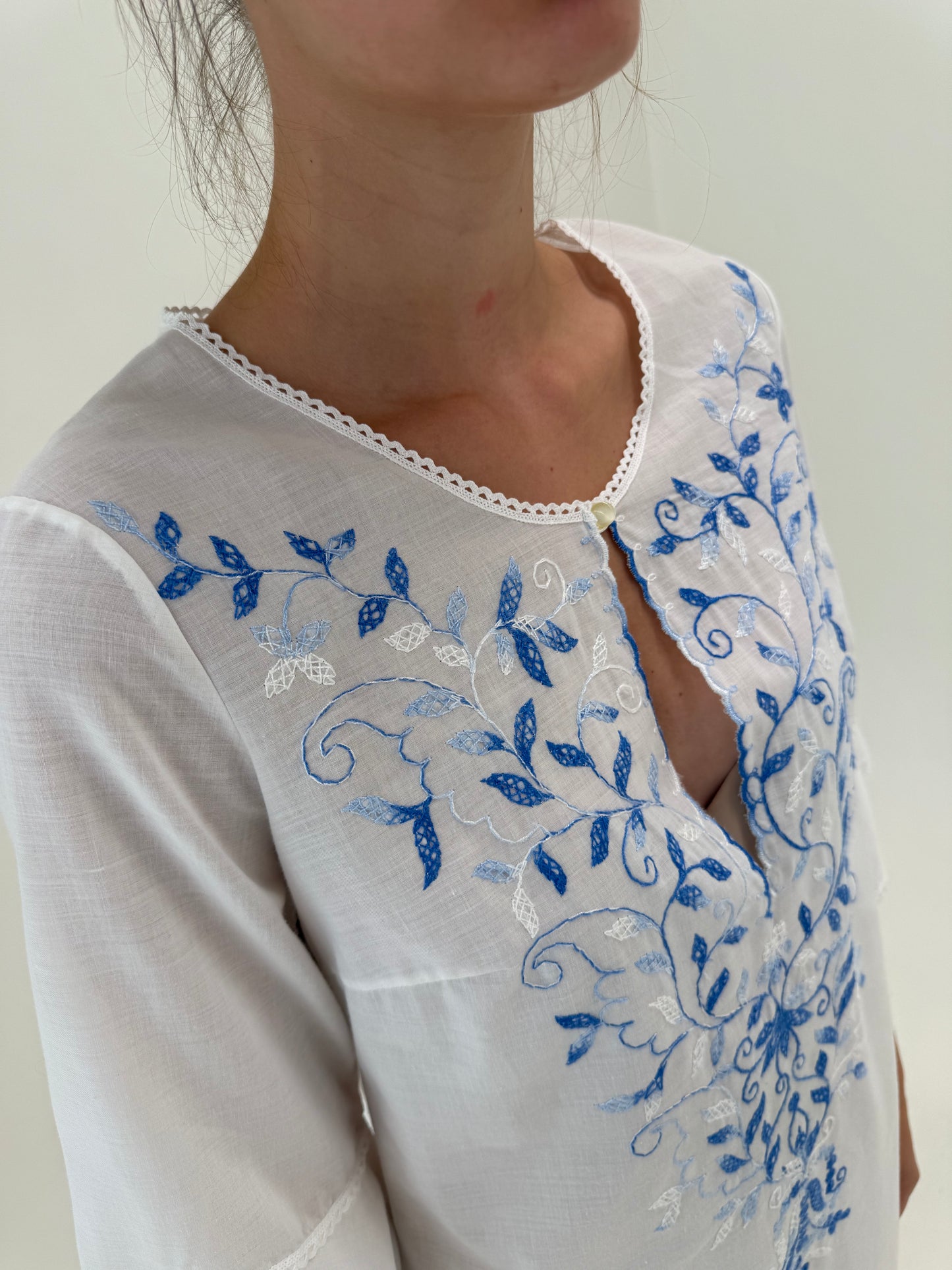 Rochie / tunica lungă din cea mai fină pânză de bumbac cu broderie albastră
