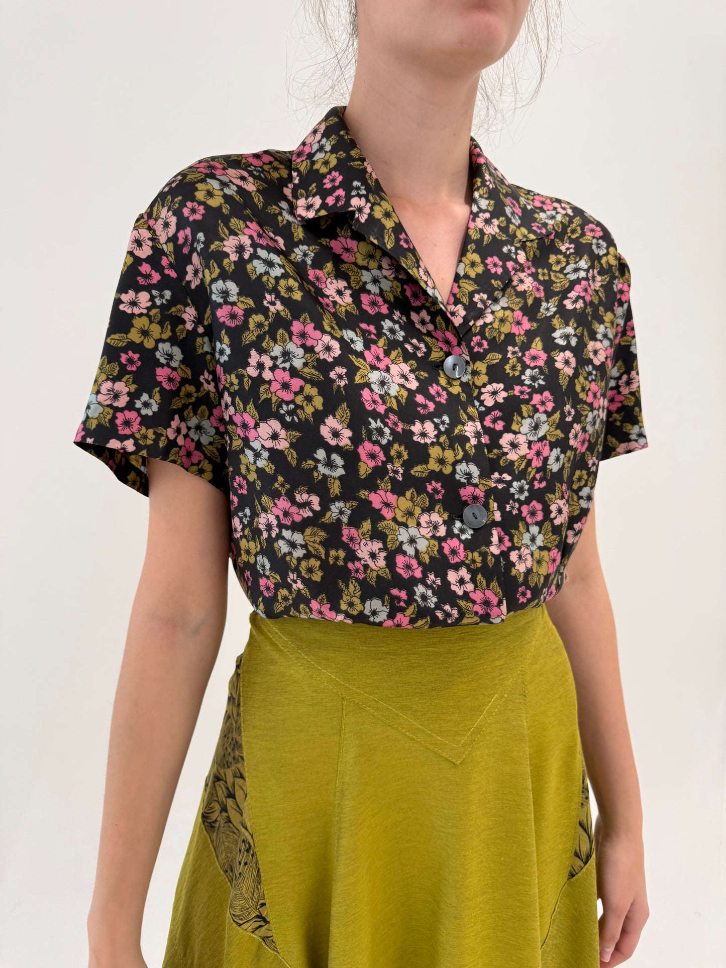 Cămașa vintage ușor cambrata din twill de mătase naturală cu print florală