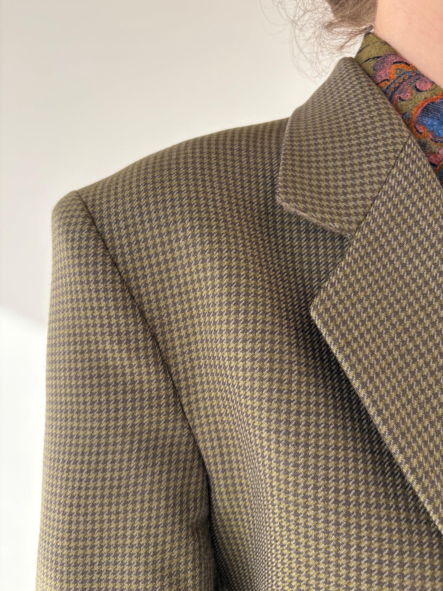 Sacou kaki în carouri fine din lana pura plină extrafina