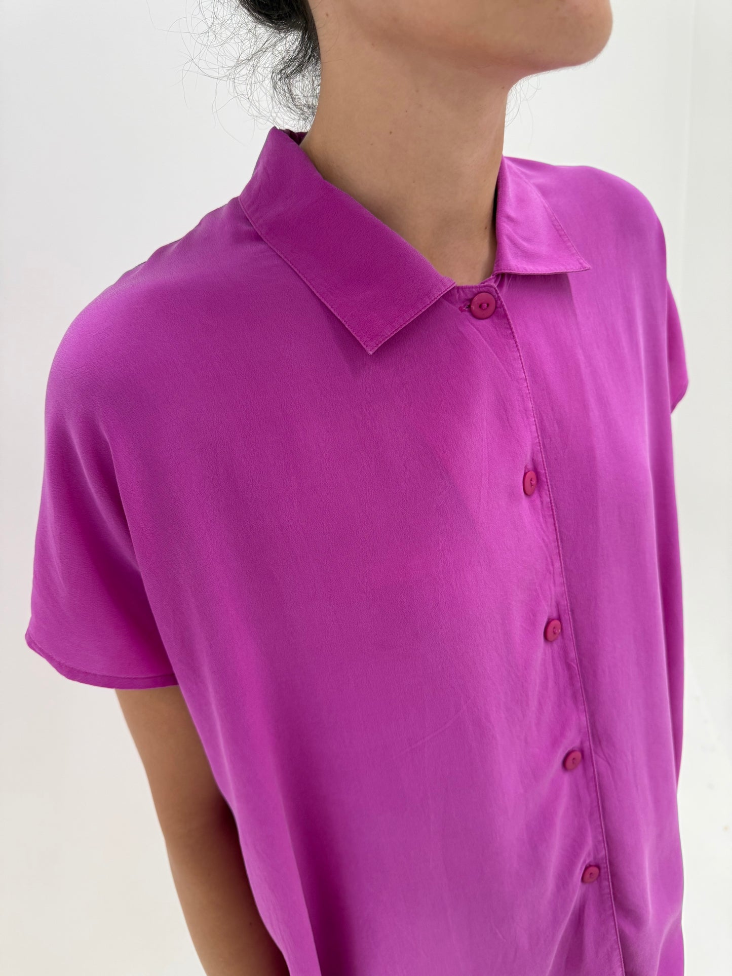 Cămașa magenta din mătase matuala in croi minimalist lejer