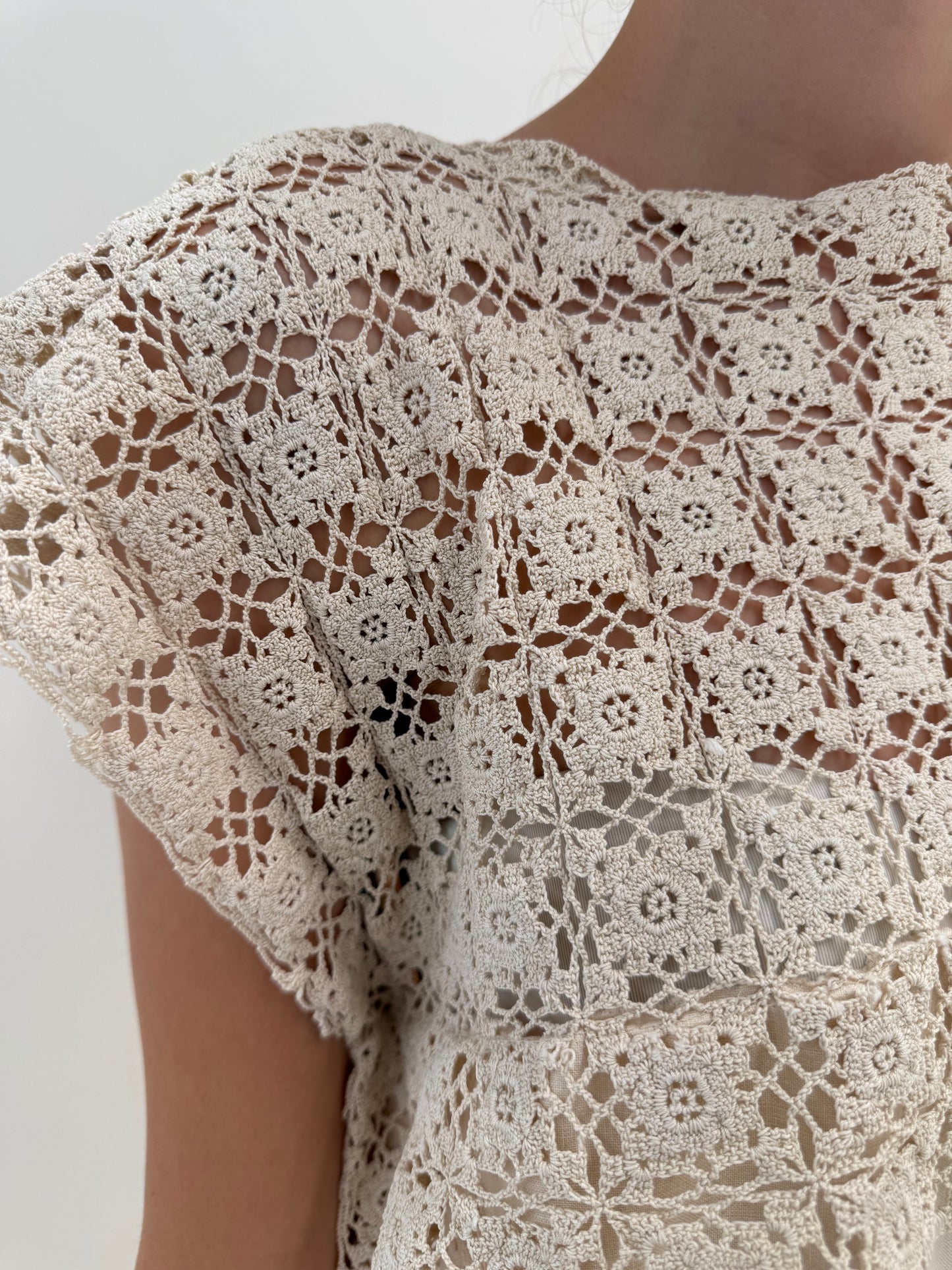 Rochie maxi bijuterie cu broderie manuală și macrame lucrat manual din pânză de in