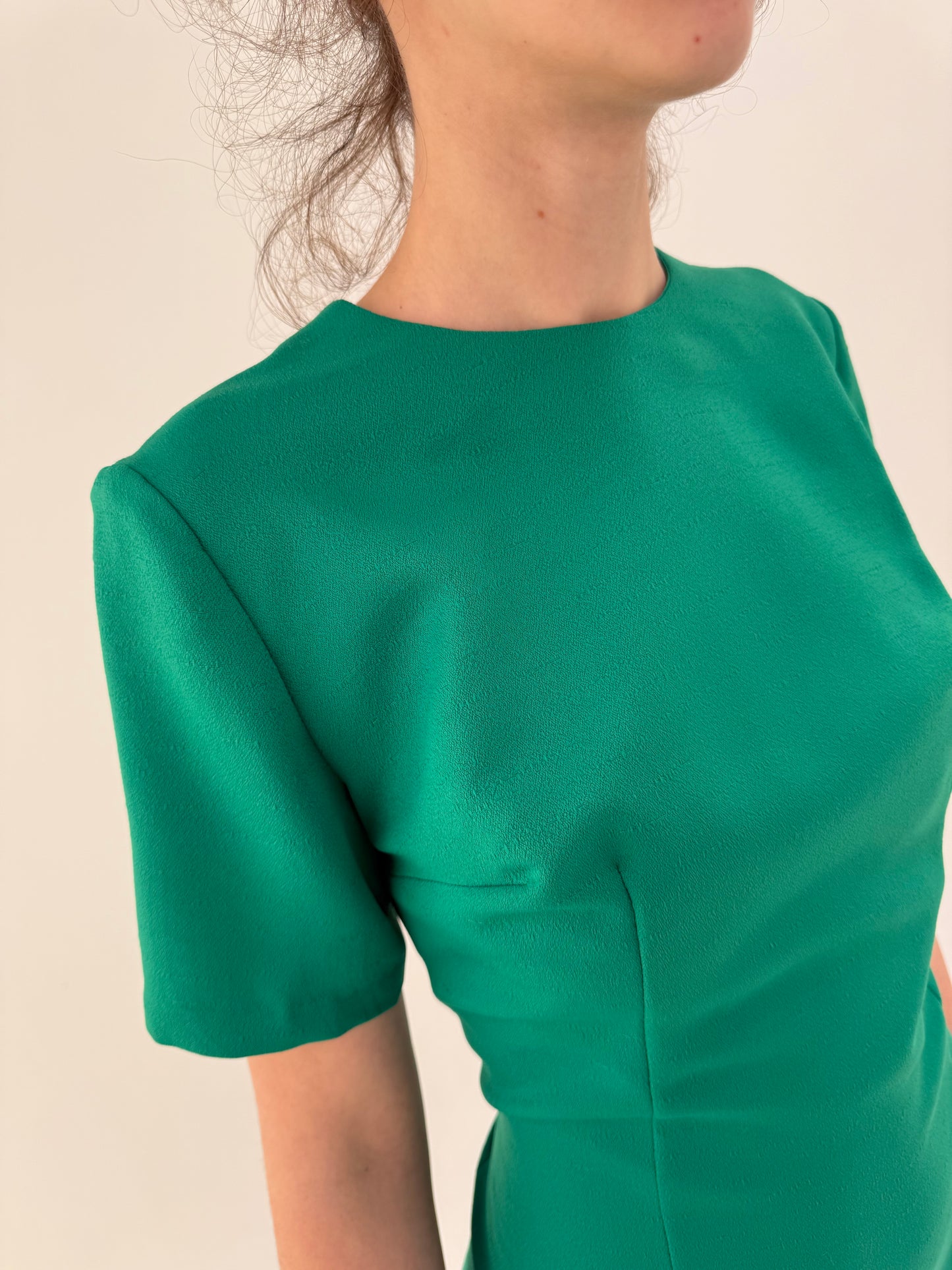 Rochie verde smarald tare din mix de lana extrafina în croi ușor cambrat minimalist