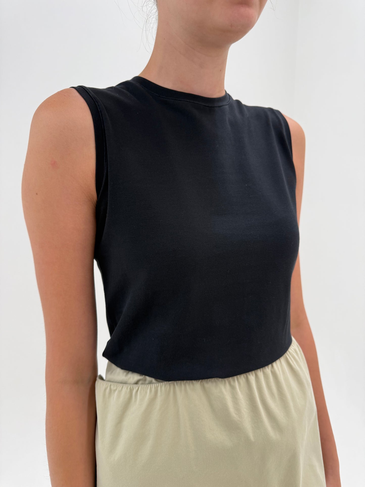 Tricou Prada negru din bumbac cu modelator excepțional cu logoul discret al brandului