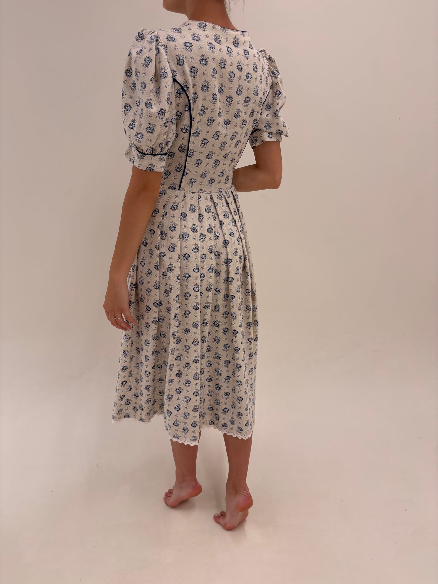 Rochie vintage cu corsaj și umeri bufanți din pânză de in și bumbac  sand nude