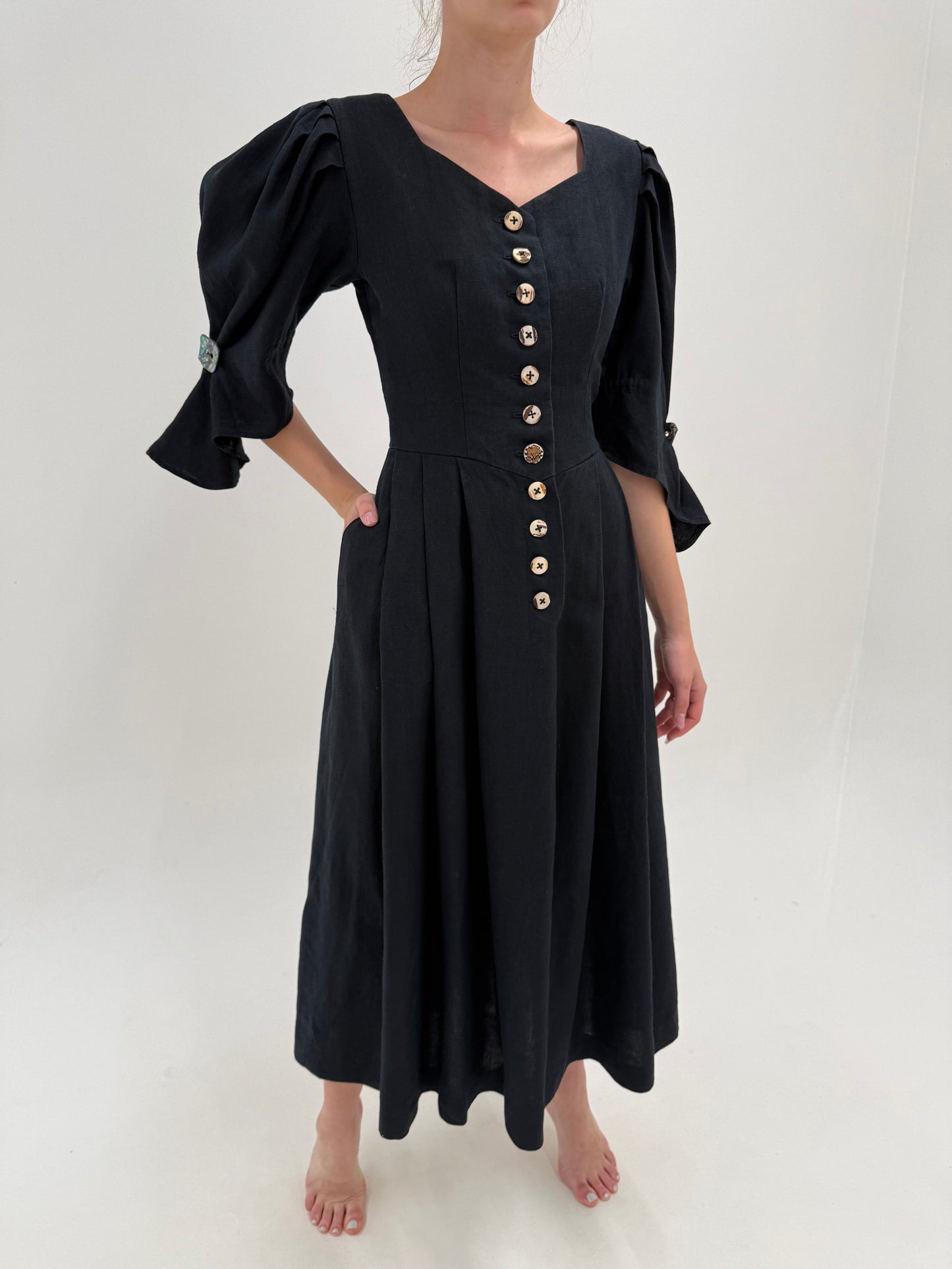 Rochie vintage neagra maxi din pânză grea de in cu corsaj și buzunare