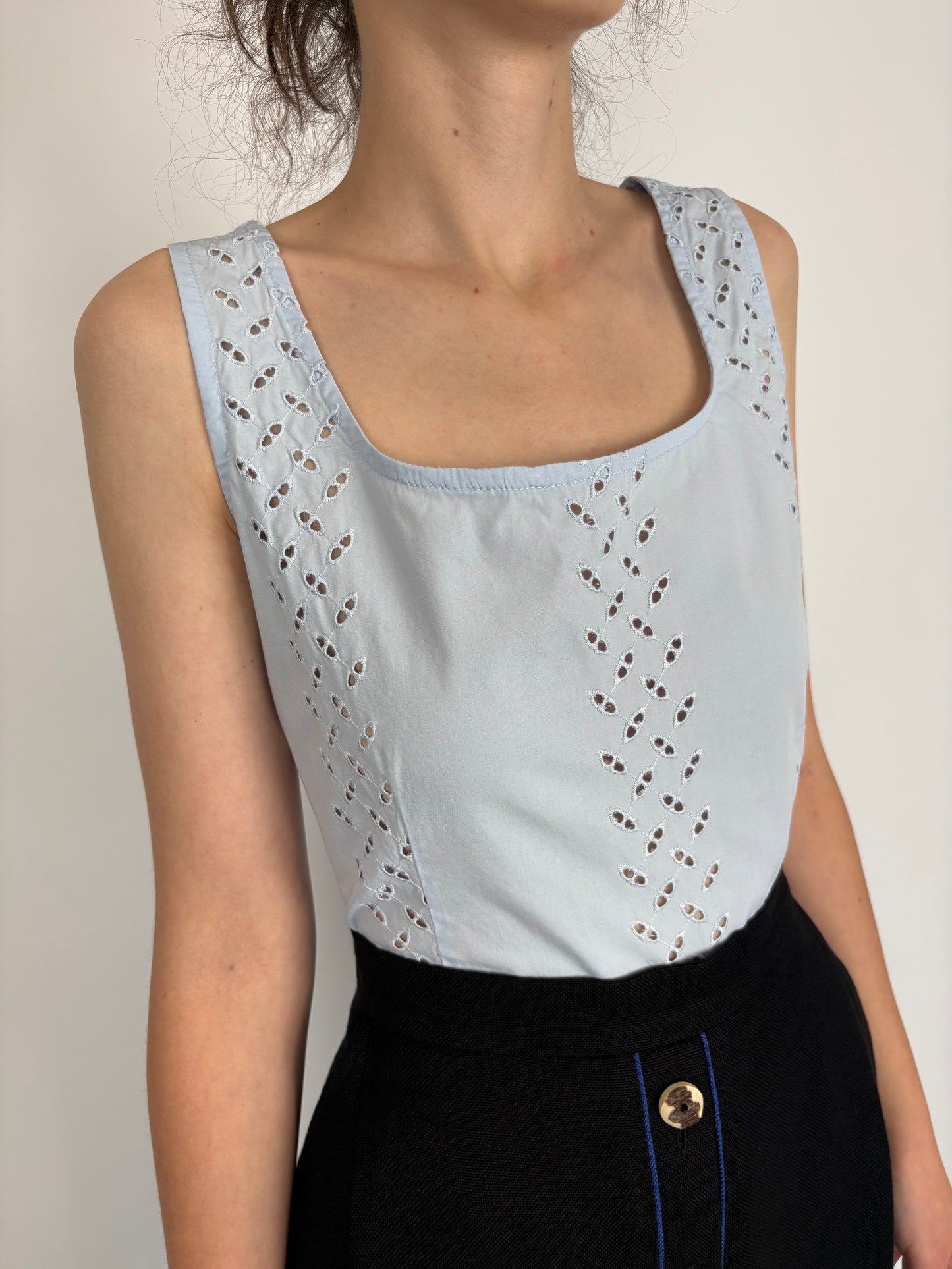 Corsaj italian baby blue cu broderie anglaise
