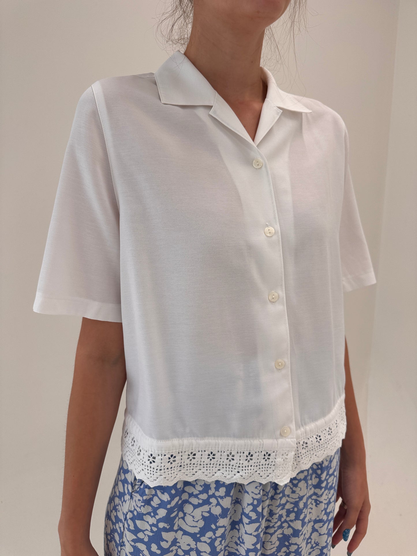 Cămașa vintage cu tiv din dantelă macrame în croi minimalist