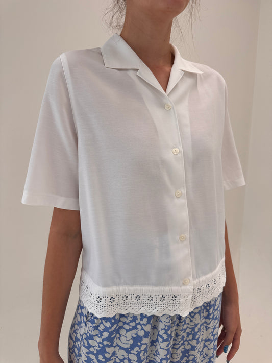 Cămașa vintage cu tiv din dantelă macrame în croi minimalist