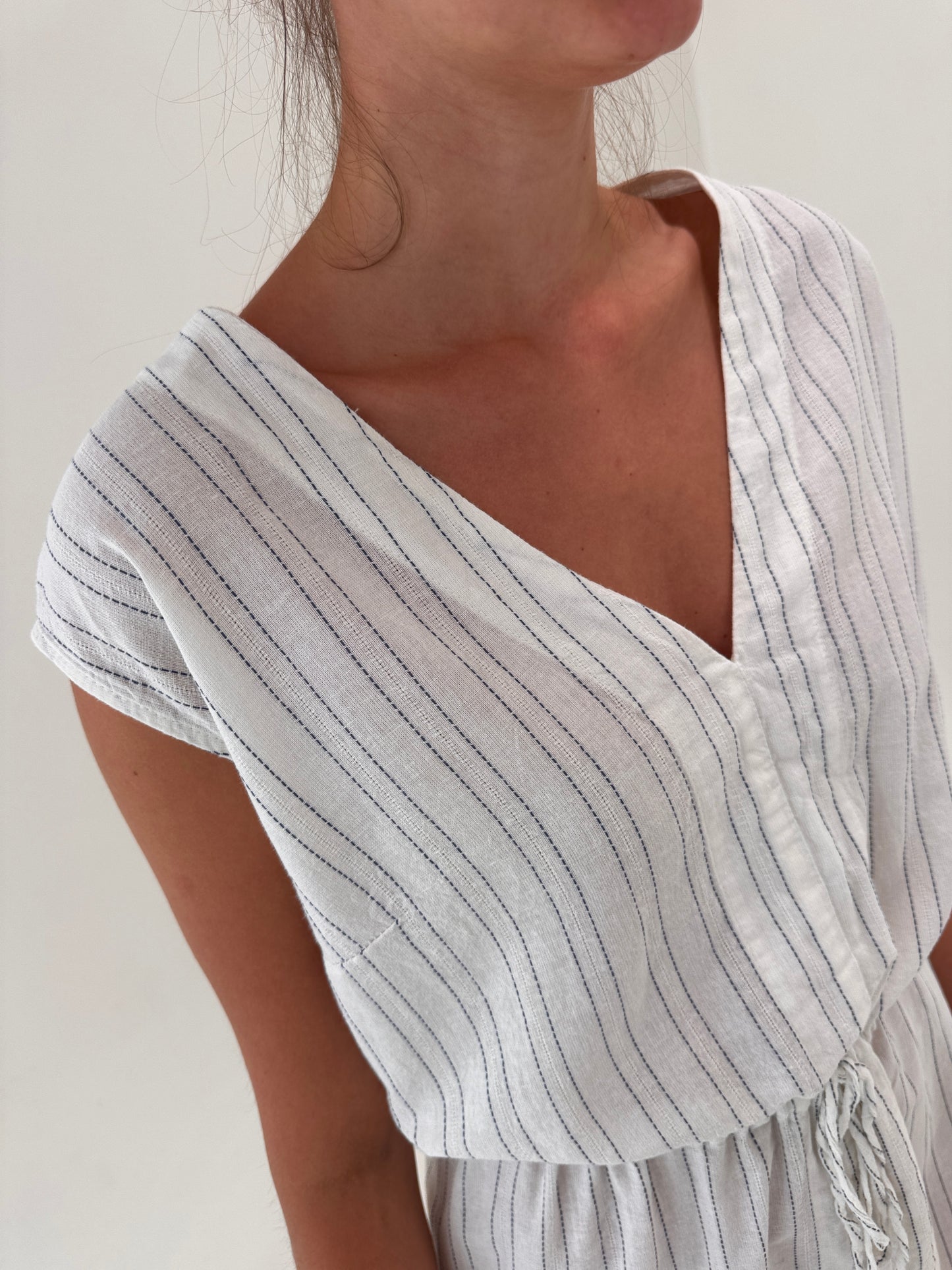 Rochie maxi din in premium în croi minimalist cu talie reglabilă și dungi fine