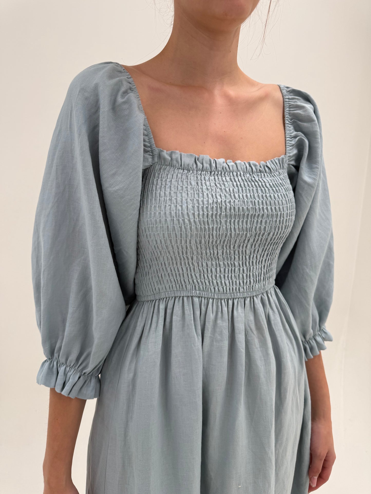 Rochie maxi dusty baby blue cu bust elastic și mâneci bufante din in premium