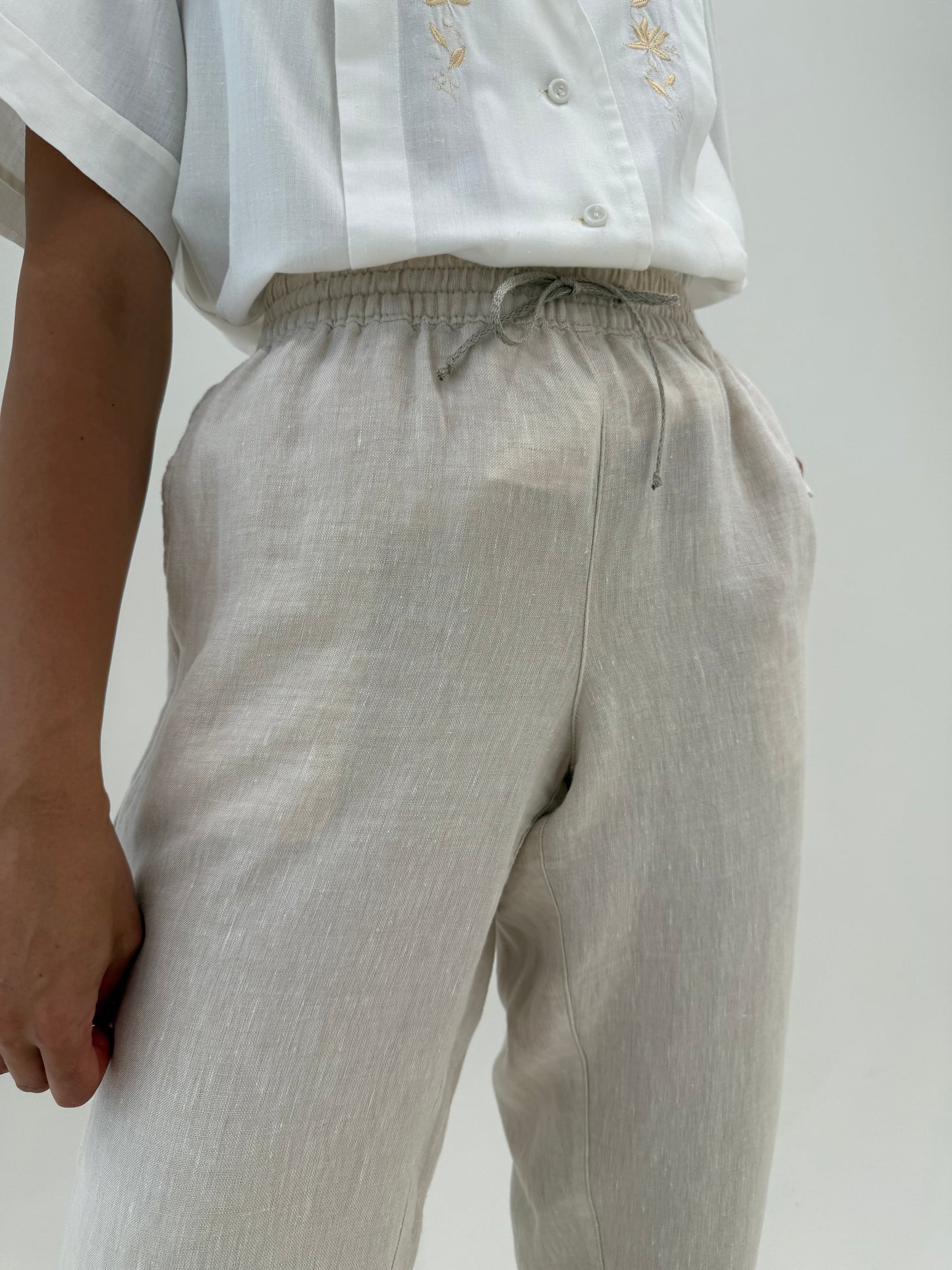 Pantaloni petite sand nude din in premium cu talie reglabilă și influențe smart causal