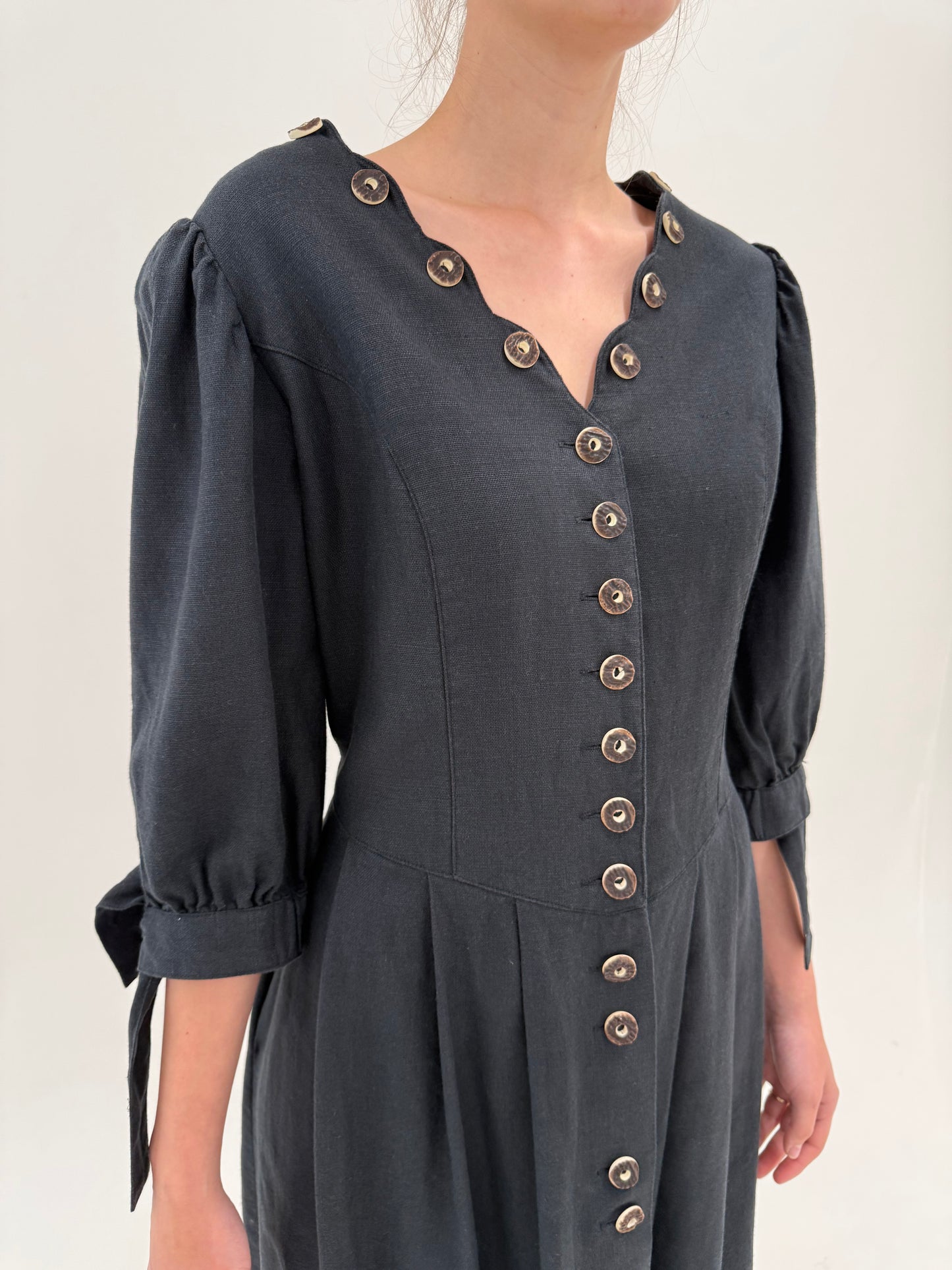 Rochie vintage neagră din pânză grea de in și vâscoza cu corsaj și mâneci ușor bufante
