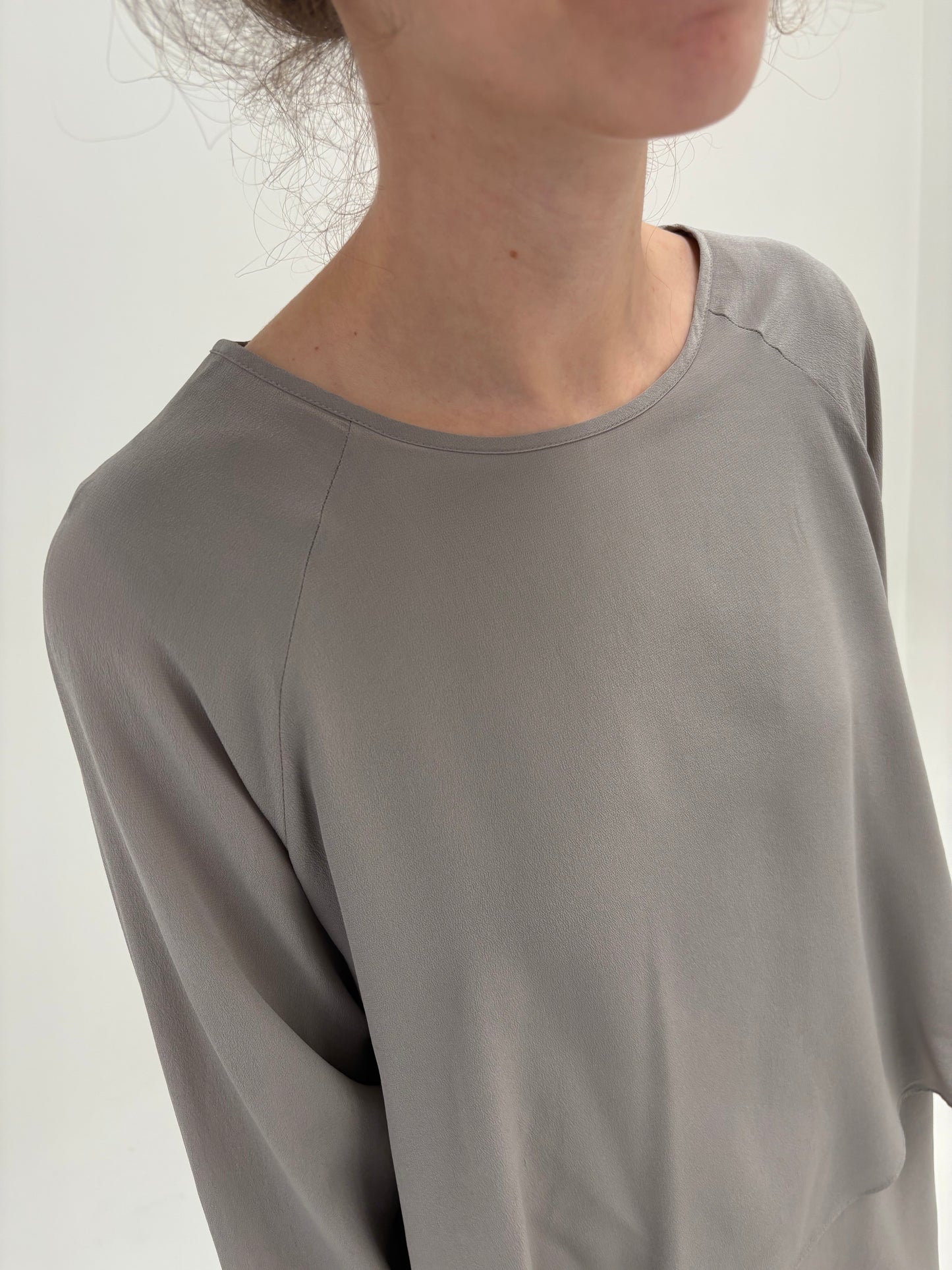 Bluză din mătase naturală silver grai în croi chic minimalist