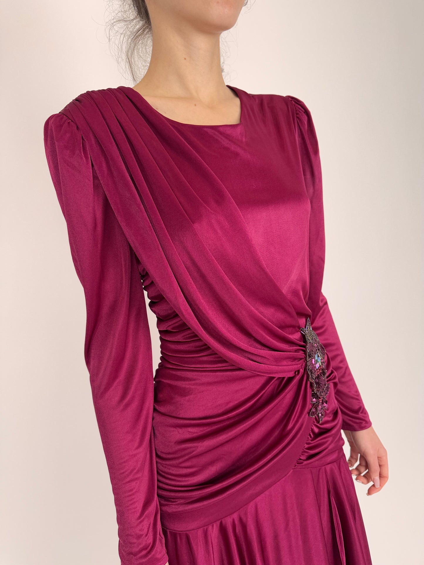 Rochie vintage magenta cu fronseuri și aplicație bijuterie