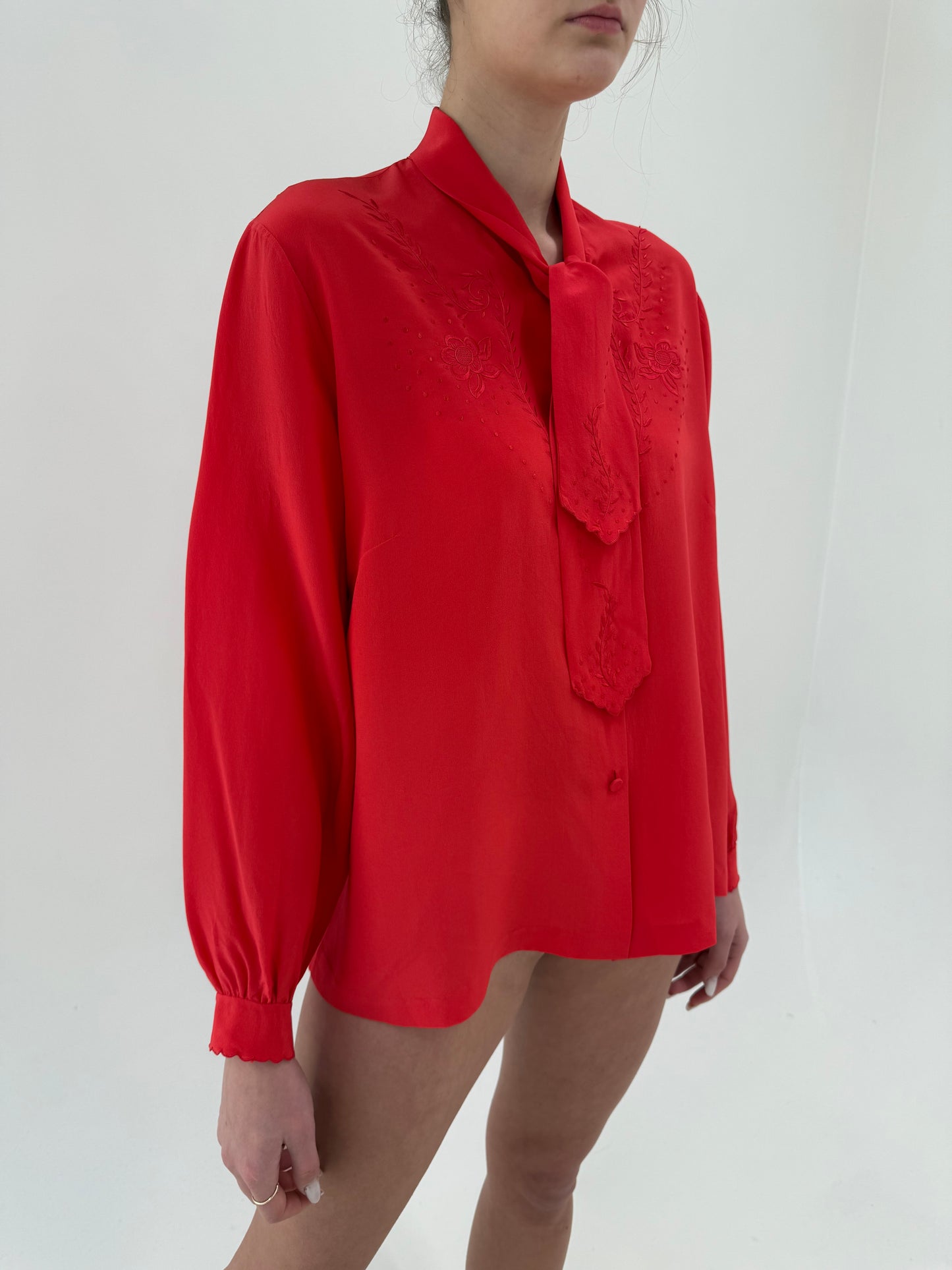 Cămașa electric coral red din mătase naturală cu panglică la gât și broderie manuală
