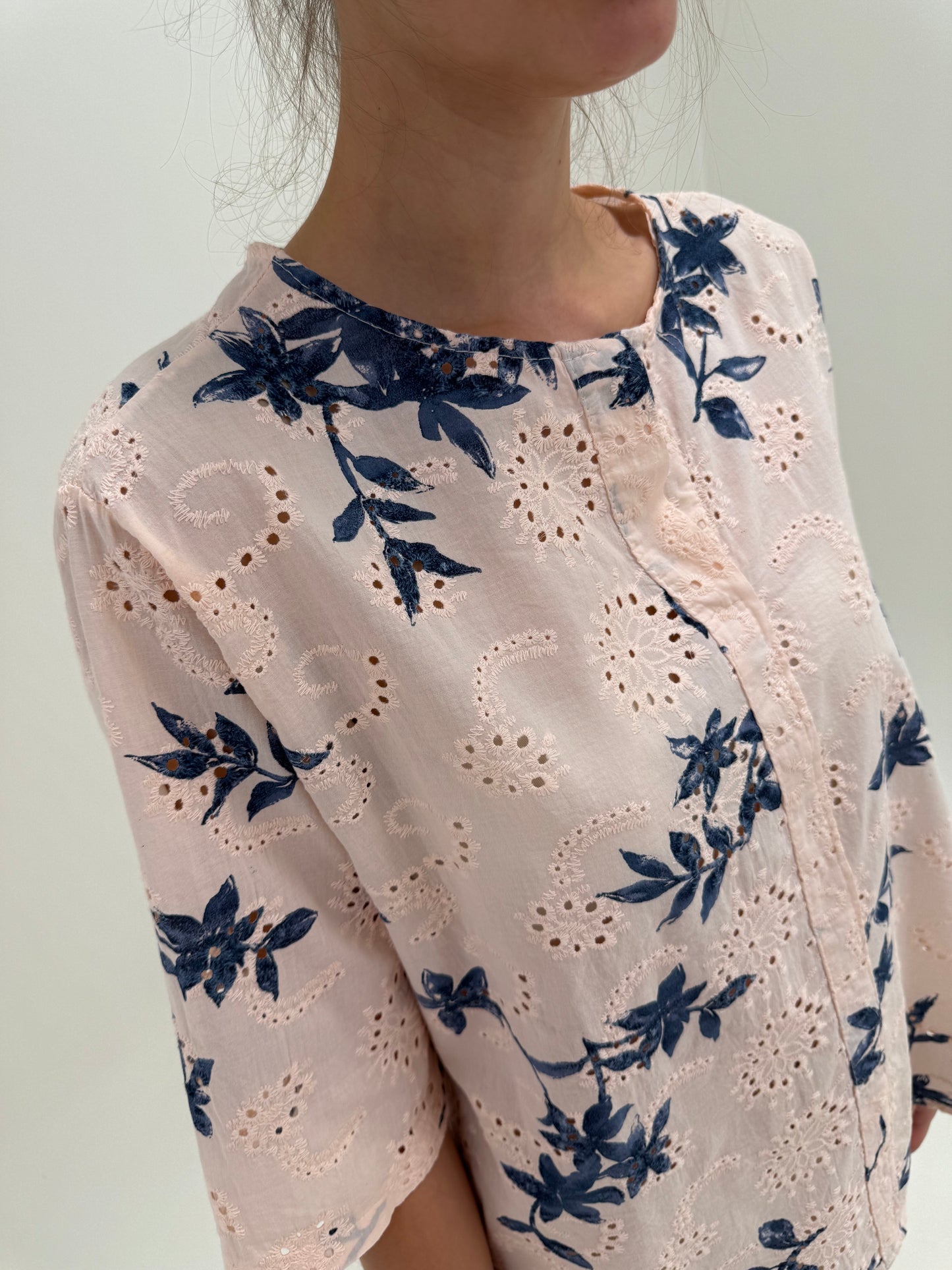Cămașa powder Pink integral cu broderie anglaise în croi minimalist