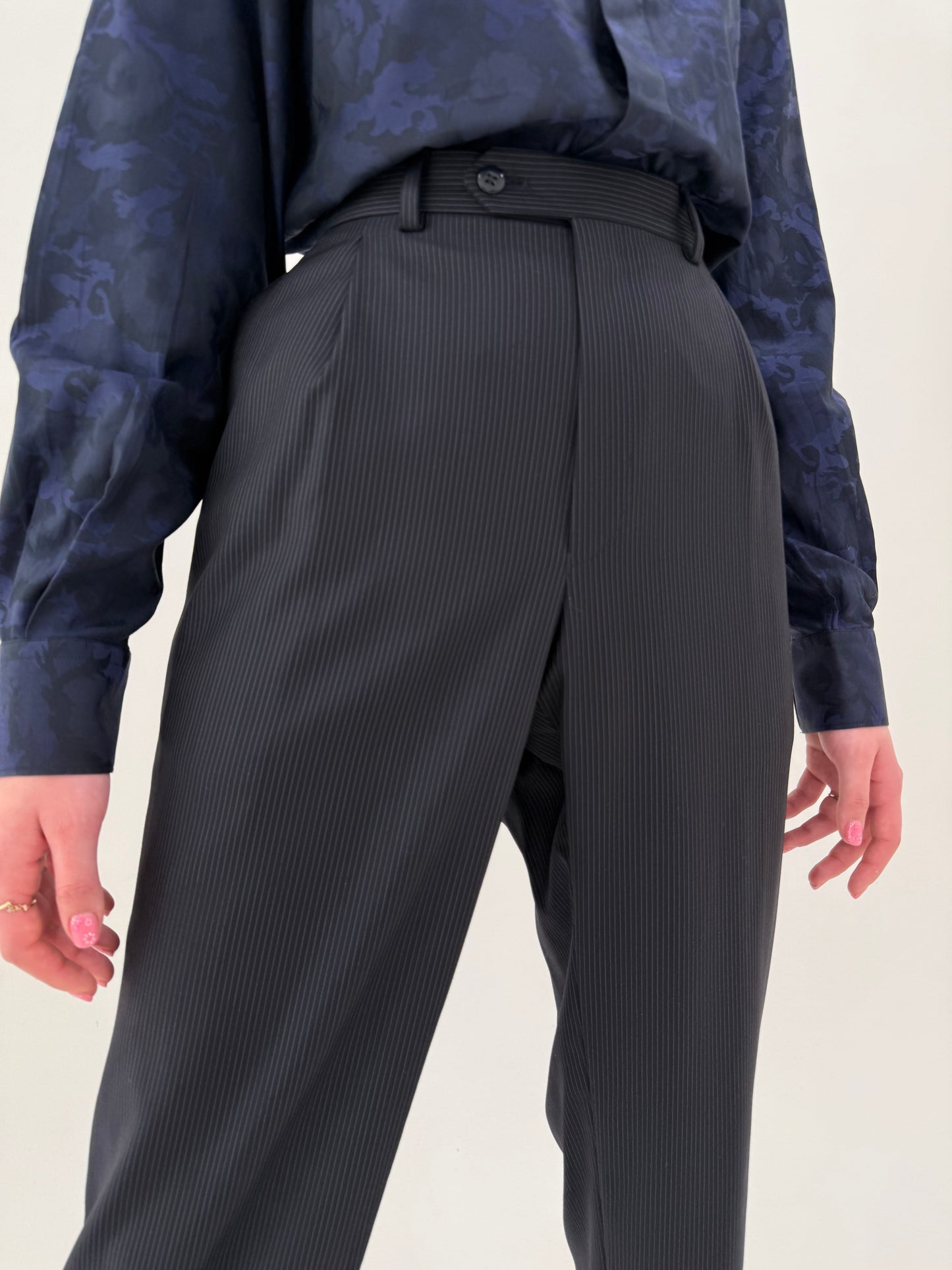 Costum negru din lana extrem de subțire Loro Piana tasmaniana cu dungi fine verticale