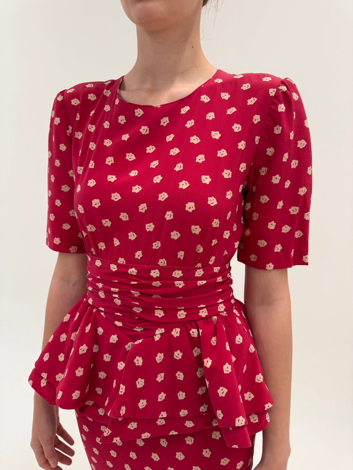 Rochie vintage cu talie ultra marcată și peplum din mătase naturală