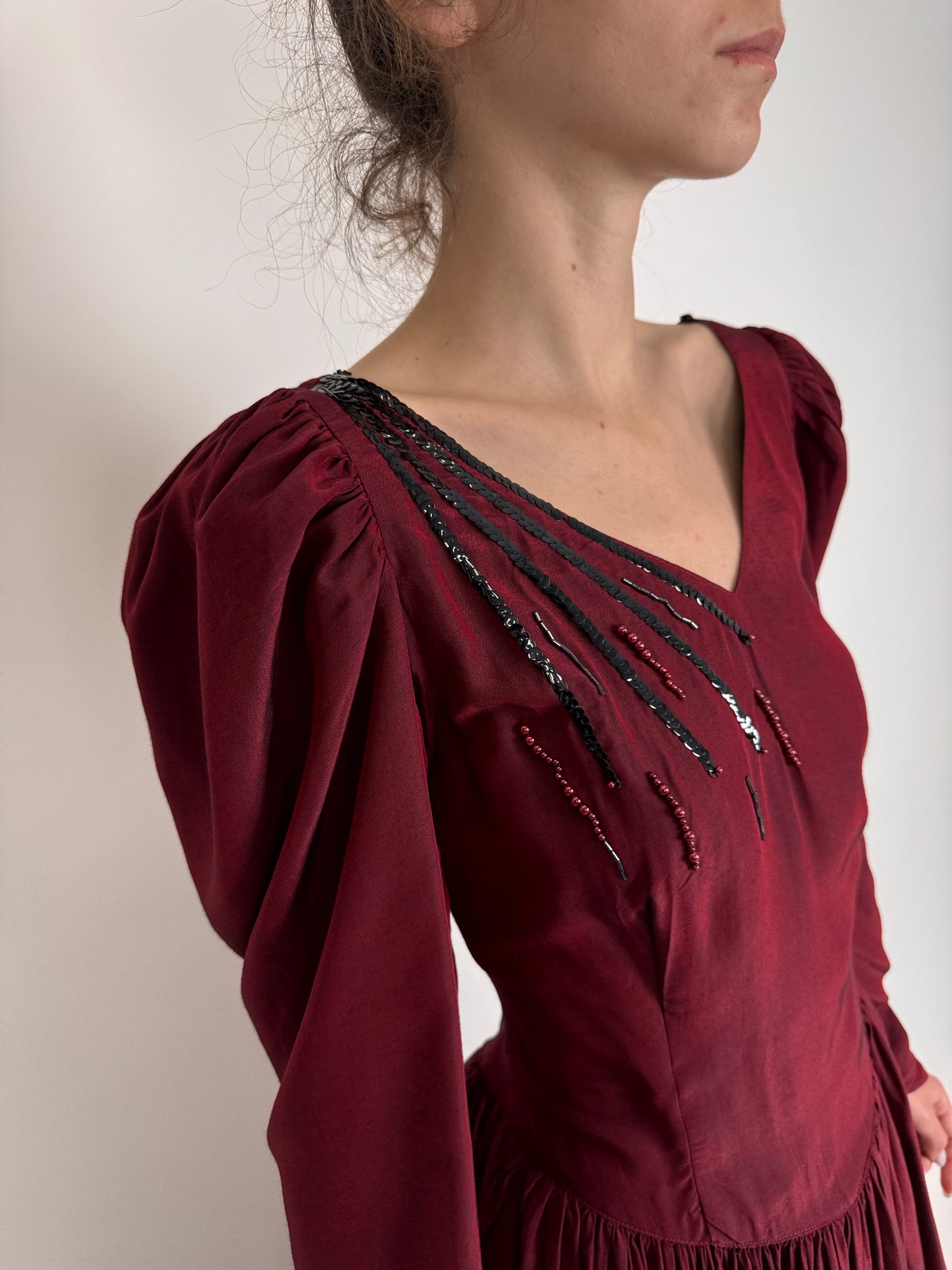 Rochie vintage maxi burgundy cu corsaj și mâneci bufante