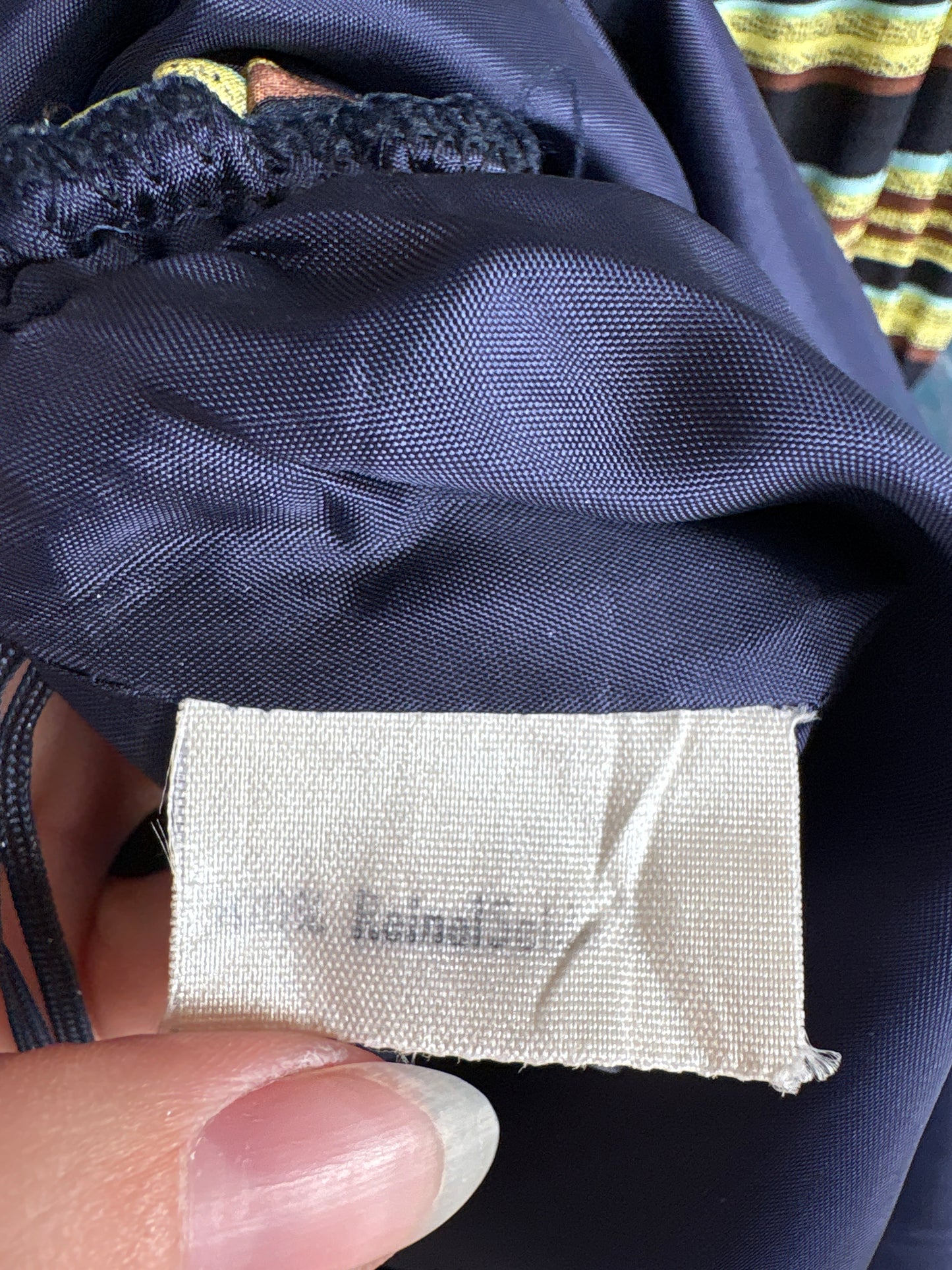 Rochie din twill de mătase matuala în croi retro modern cu talie elastică