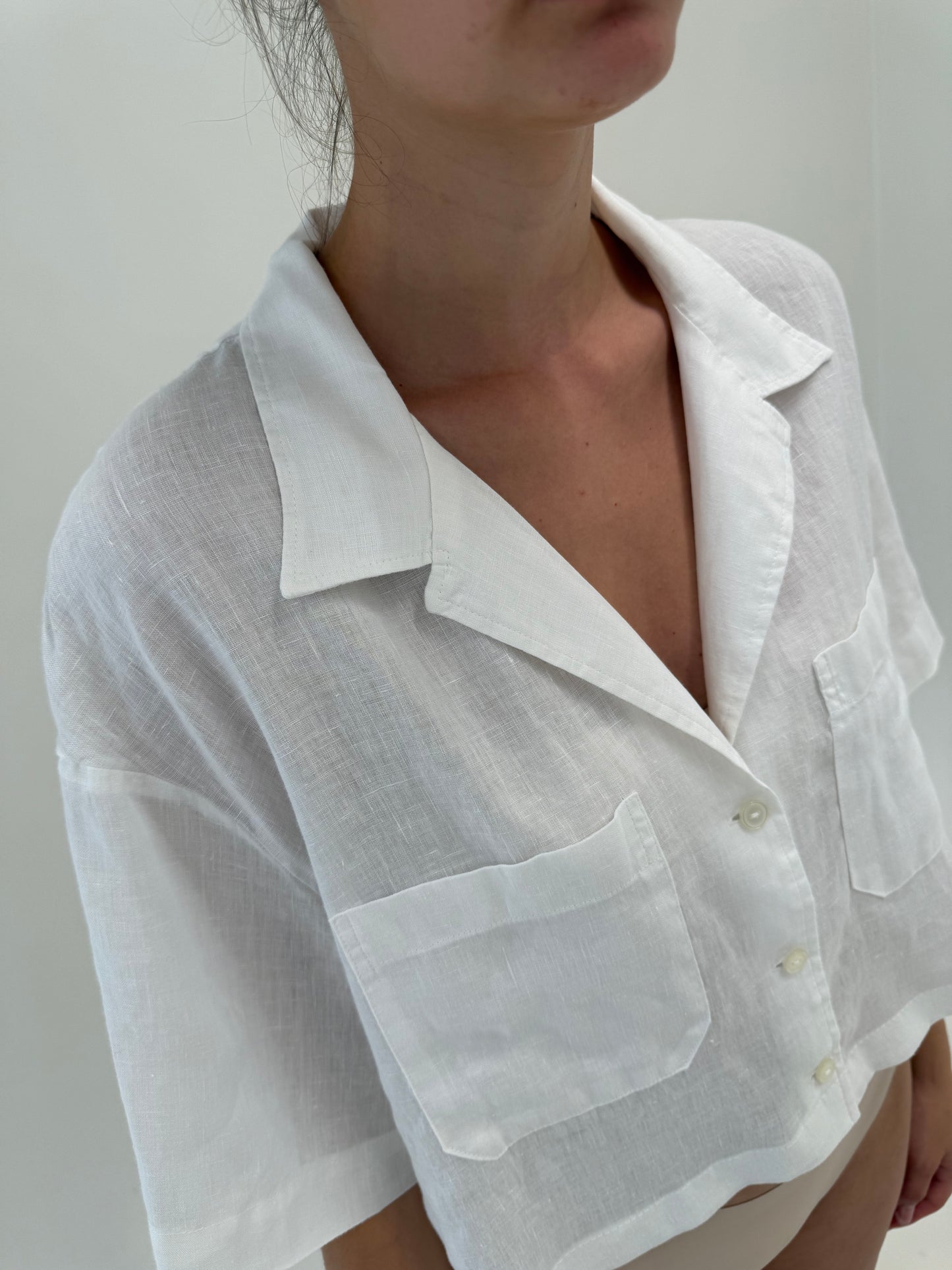 Cămașa cropped din in premium în croi minimalist