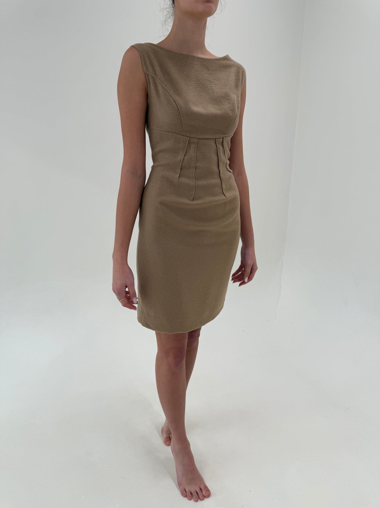 Rochie camel în croi cambrat superb din lana extrafina cu decolteu bărcuță