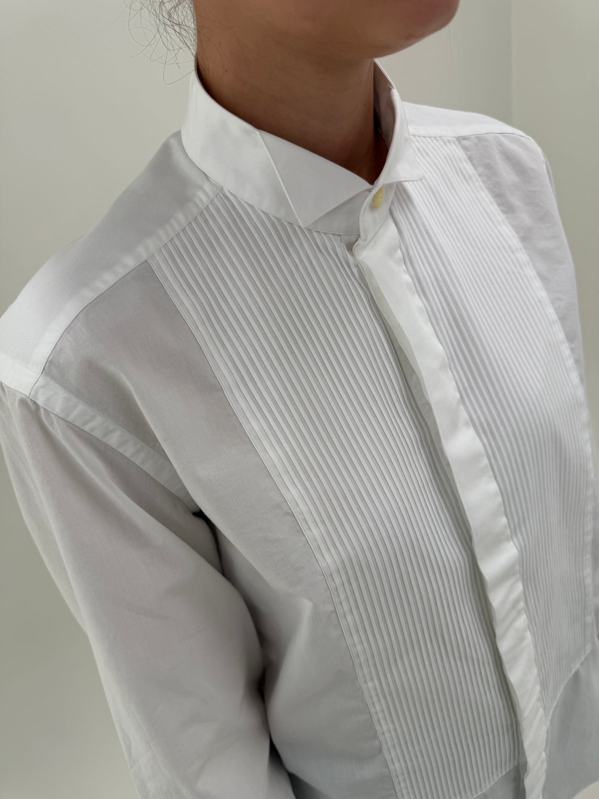 Cămașa Dior de ceremonie cu butoni din bumbac excepțional și plastron plisat