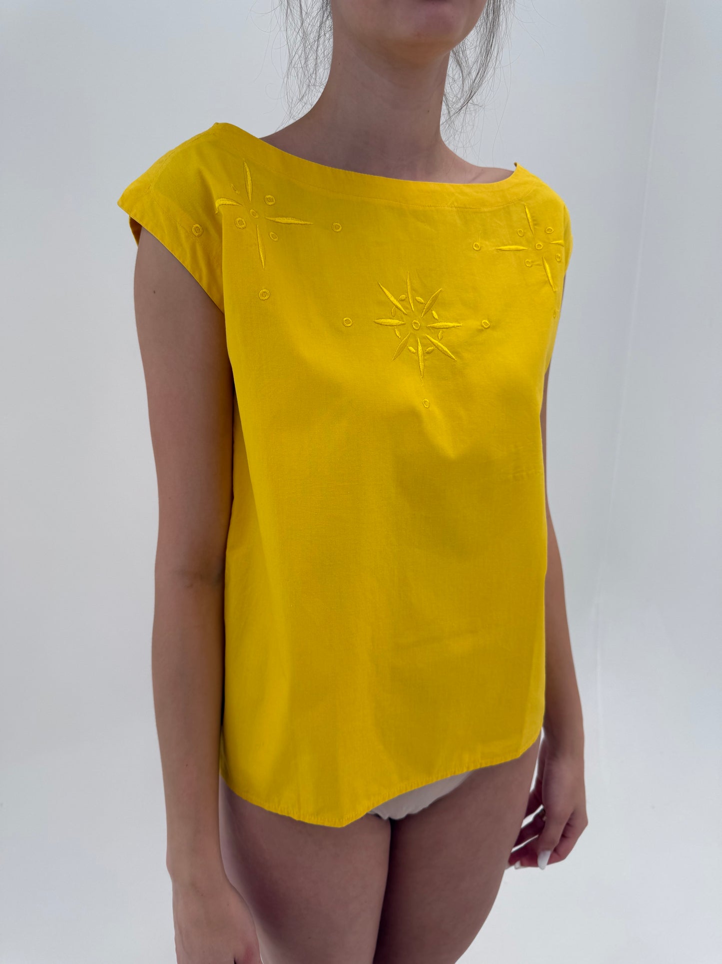 Top vintage din pânză de bumbac cu broderie delicată și decolteu bărcuță