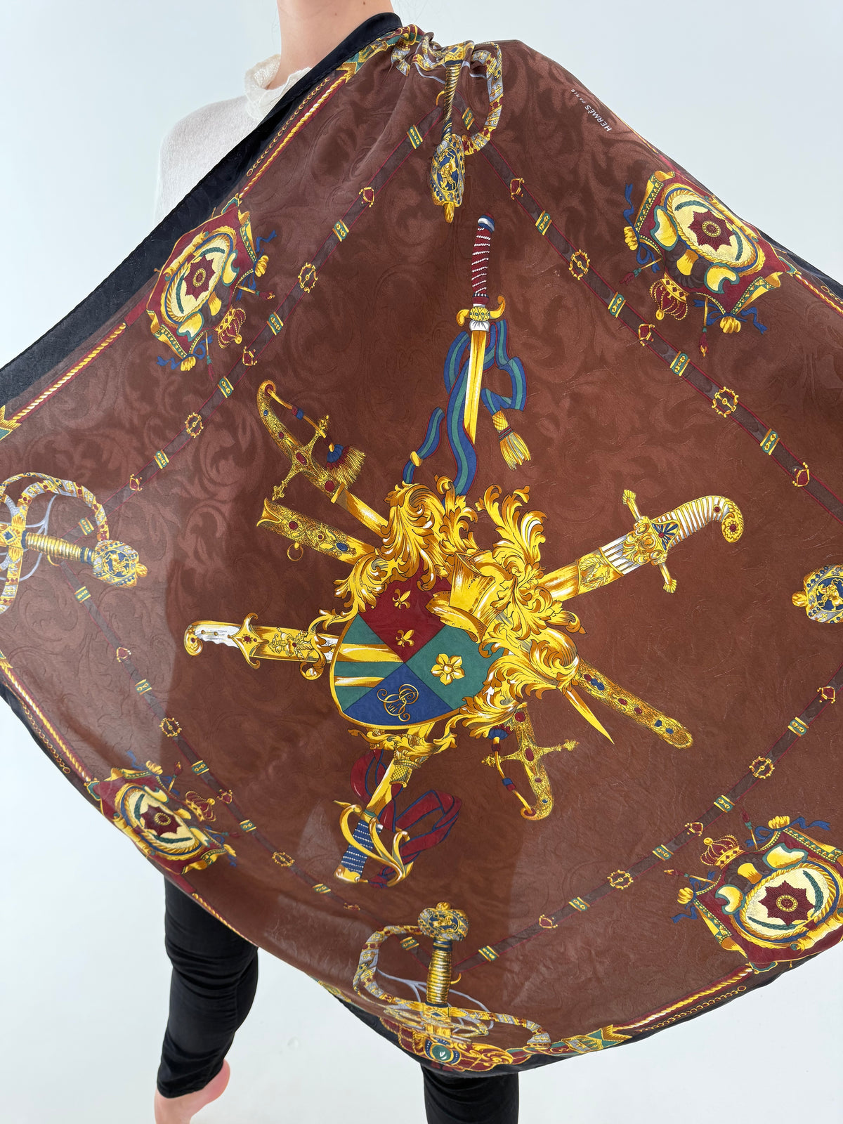 Esarfa Hermès Paris Vintage Jacquard Silk Carré – Heraldic Swords