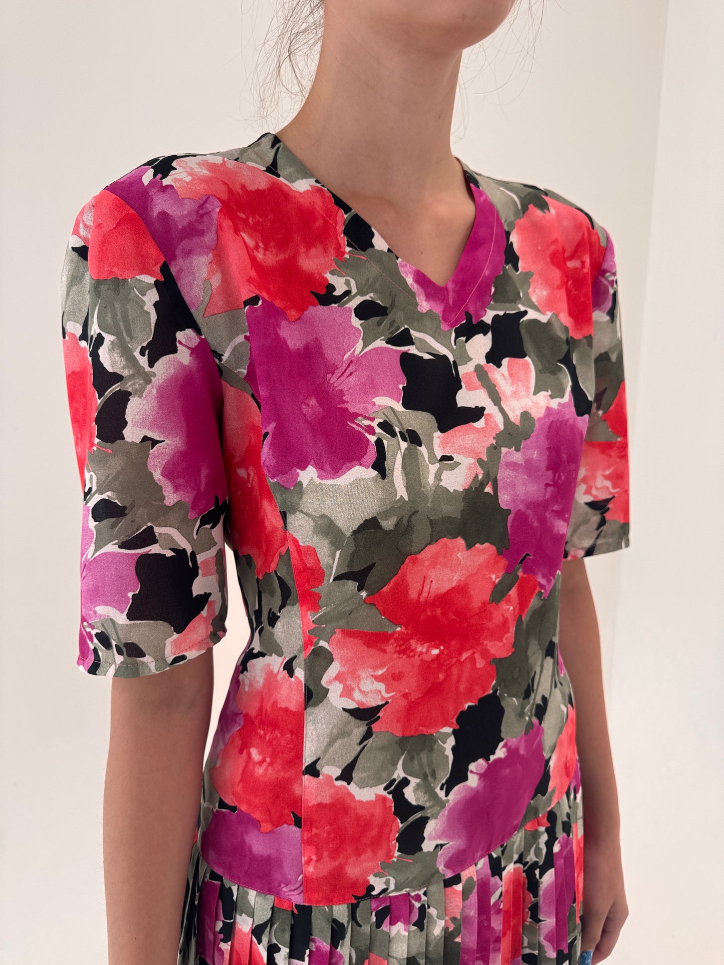 Rochie vintage italiană cu print ca pictat în croi retro revenit în trend
